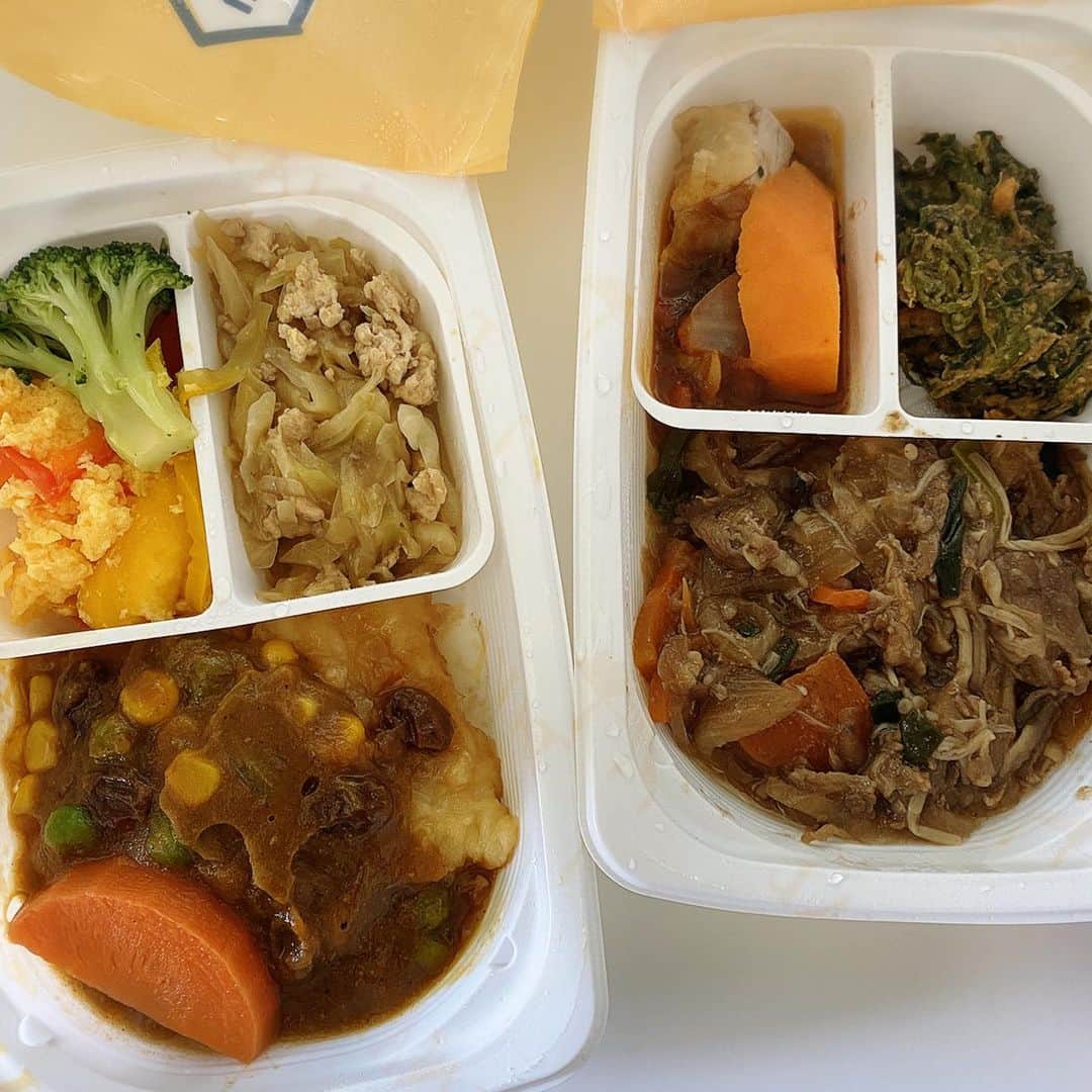 meguri.kさんのインスタグラム写真 - (meguri.kInstagram)「超絶手抜きお昼ごはん。なのに栄養満点💯 ・ 実はこのごはん冷凍惣菜なの！！！ ・ つまり、レンチンのみで完了！！ ・ 「おいしくて、栄養たっぷりで、安心。」をコンセプトに、一流シェフが手作りした無添加の食事を冷凍でお届けする健康宅食✨ FIT FOOD HOME　@fitfood_home　様から届きました🙏#PR ・ ✔︎３種類のおかずが入った『おかずプレート』 ✔︎無農薬米を使った栄養たっぷりな『サプリごはん』こんにゃく米が混ぜてあって通常のご飯の半分以下の糖質量でダイエットに最適✨ ・ 素材・調理法・冷凍方法にまで拘っているので冷凍食品とは思えない美味しさ❤️ ・ スープは最近ハマってるダイエットスープ！栄養たっぷりの食べるクラムチャウダー！粉末状なのでお湯で溶いただけ！ ・ 新型コロナウイルスの感染拡大が日に日に広がる今、毎日の食事から栄養をしっかりと摂取し、自己免疫力を高めることの重要性がより問われてきていますね。 ・ でも毎日毎日3食作っているとなかなか大変💦たまには手抜きしたい…👉👈 ・ …でも出来るだけ美味しくて、野菜もとれて、栄養のある食事を！！！！という気持ちに応えてくれる✨ ・ いつまで続くか分からない自粛生活だけど、こういうサービスを上手く使ってなるべくストレス溜めずに乗り切りましょう✨#コロナに負けるな ・ #fitfoodhome#健康#ダイエット#低糖質#サプリごはん#おうちカフェ#おうちごはん#冷凍宅食#冷凍食品#くらし#暮らし#暮らしを楽しむ#暮らしを整える#stayhome#無農薬野菜#豊かな食卓#私のおいしい写真#シンプルライフ#スマートライフ#ダイニング#dining#食卓#こどものいる暮らし#宅配弁当#自粛生活」4月23日 11時00分 - meguri.k