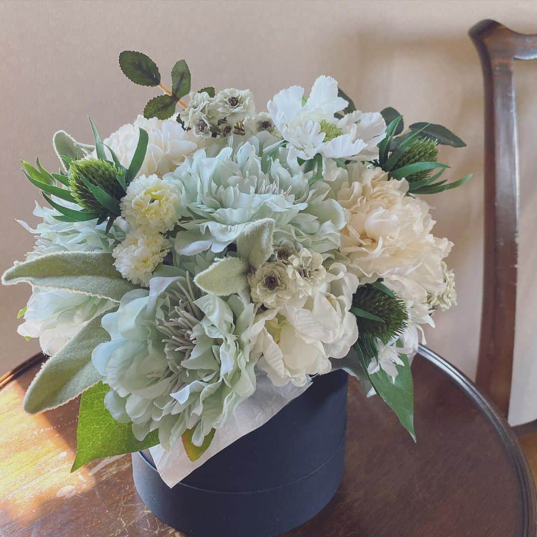 畑野ひろ子のインスタグラム：「ミントグリーンのboxアレンジ。 @willgarden_official  #flowers #flower #artificialflower #artificialflowers #boxarrangement #gift #willgarden」