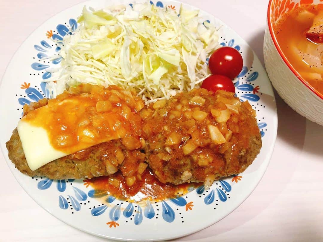 中村秀香のインスタグラム：「先日、 #すまたん のまるトクZIP!で特集されていた、#絶品ハンバーグ の作り方🍽 .  その特集を見てから、ハンバーグが食べたくて食べたくて…レシピ通りに、家で作ってみました♬ .  右はチーズインハンバーグです！ .  ハンバーグに牛脂を混ぜ込んだのは初めてだし、冷凍した玉ねぎを使うのも初めてでした😳 .  肉汁が閉じ込められた美味しいハンバーグ！本格的なお店の味でした✨ .  すまたんのホームページに、レシピが掲載されているので、ぜひ皆さんも作ってみて下さい☺️」