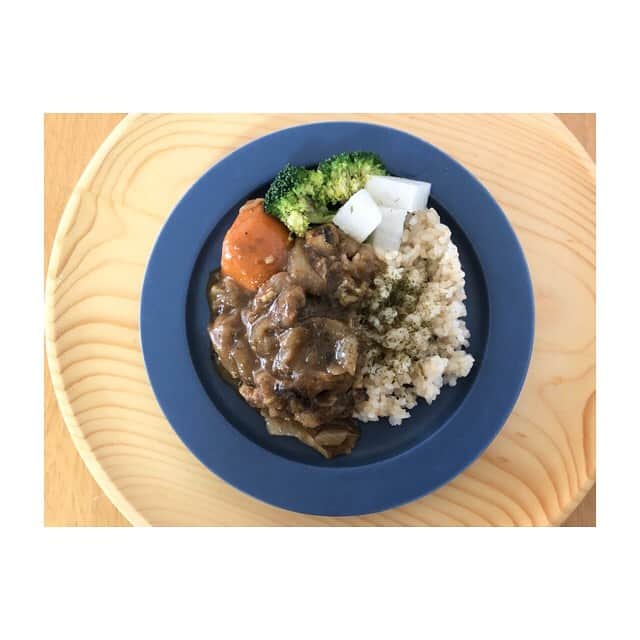 みのり(26)＠東京 ダイエットのインスタグラム：「お昼ごはん . 牛すじカレー🍛💓 . . 昨日コトコト１日煮込んだの。 . ルーは使わないで、小麦粉も使わないで スパイスだけで🥰💓 玉葱は5個使ったけど、 とけてなくなっちゃった。 人参と牛すじの具は大きめが好き😊 . . . いつもササミとブロッコリーだったけど、 わたし、料理するのも食べるのも好きなんだった😋 . 今日は午後からお仕事いってきます♡ . . #カフェ風ごはん #カレー好きな人と繋がりたい . #stayhome #おうち時間 . ◉ライザップ公認の紹介アンバサダーです。 〜紹介特典で、お安く入会できます〜 . ▶︎全国どの店舗でもOK ▷２週間のトライアルコースもあります(^_^)/ ▶︎カウンセリング予約前にご連絡ください . ◎入会やカウンセリングをお考えの方、 ご質問なども、DM✉️ください。 . ★トレーニング見学もできます★ . 📺RIZAP TVCM出演 🏅RIZAP BMG ファイナリスト2017.2018 . #rizap #ライザップ . #ダイエット #diet #ダイエット日記 #レコーディングダイエット #instadiet #ダイエット仲間募集 #ダイエッター #公開ダイエット  #昼ごはん #昼御飯 #lunch #昼ご飯 #昼食  #おうちごはん #糖質制限 #healthyfood #healthylifestyle #oneplate #カレーライス #牛すじカレー #バーミキュラ #玄米 #うちカフェ」