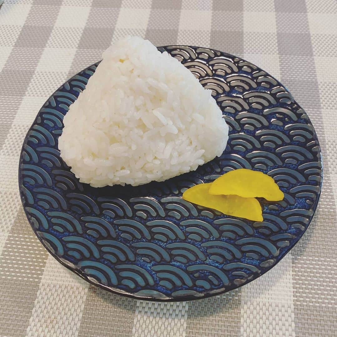 のインスタグラム：「@daivi5u60rd1nat から届いた#祈るおむすびバトン。 ・ ・ ・ 呼び方ですが、我が家はおむすび派ではなくおにぎり派です👀 ・ ・ ・ おにぎりとおむすびの違いってなんだ？と調べてみるも形だったり由来だったり諸説あるみたいですね🍙 ・ ・ ・ あ、自分用に作るとしたら… 梅干しいれた白飯で握ったおにぎり一択です🤣 ラップで握りますが、写真撮るために外しました〜。 昔、「素手で握らなきゃ美味しくならないでしょ！下手なの？」って人に言われたことあるけど私はラップ使います💦 ・ ・ ・ お弁当で作ってもらうときは、明太子リクエストばっかしてたかな？ ・ ・ ・ 自分で買ったりするときに選ぶおにぎりは明太子、梅干し、いくらが多いです❤️ ・ ・ ・ バトンってことは誰かに回せばいいんですよね…😶？ ってことで、@lisalisa26.25  と　@mai1005arai に回したいと思いますー。 …やってくれるのかな😂 ・ ・ ・ #味岡ちえり #stayhome  #おにぎり #祈りのおむすび #祈りのおむすびバトン #お料理　#苦手 #でも毎日作って頑張ってます #初　#バトン #やり方よくわからない」