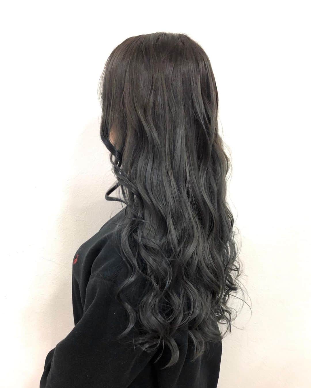 salon PRATiNO(サロンプラチノ)さんのインスタグラム写真 - (salon PRATiNO(サロンプラチノ)Instagram)「. 🖤ダークグレーカラー🖤. . イルミナカラーで深みのあるブルーグレーに⭐️ 落ち着いた感じにしたいけど あまり人とかぶりたくない方におすすめ🧚🏻 . . #hairstyle #hair #cornrow #braids #clavispratino #spiralperm #pratino #hairsalon #nagoya #haircolor #japan  #派手髪 #外国人風カラー #バレイヤージュ #イルミナカラー #グラデーション #コーンロウ #ブレイズ #スパイラルパーマ #特殊ヘア #ブラックヘア #美容室 #ヘアサロン #ヘアスタイル#ヘアカラー #クラビスプラチノ #名古屋 #栄 #錦」4月23日 11時12分 - clavis_pratino