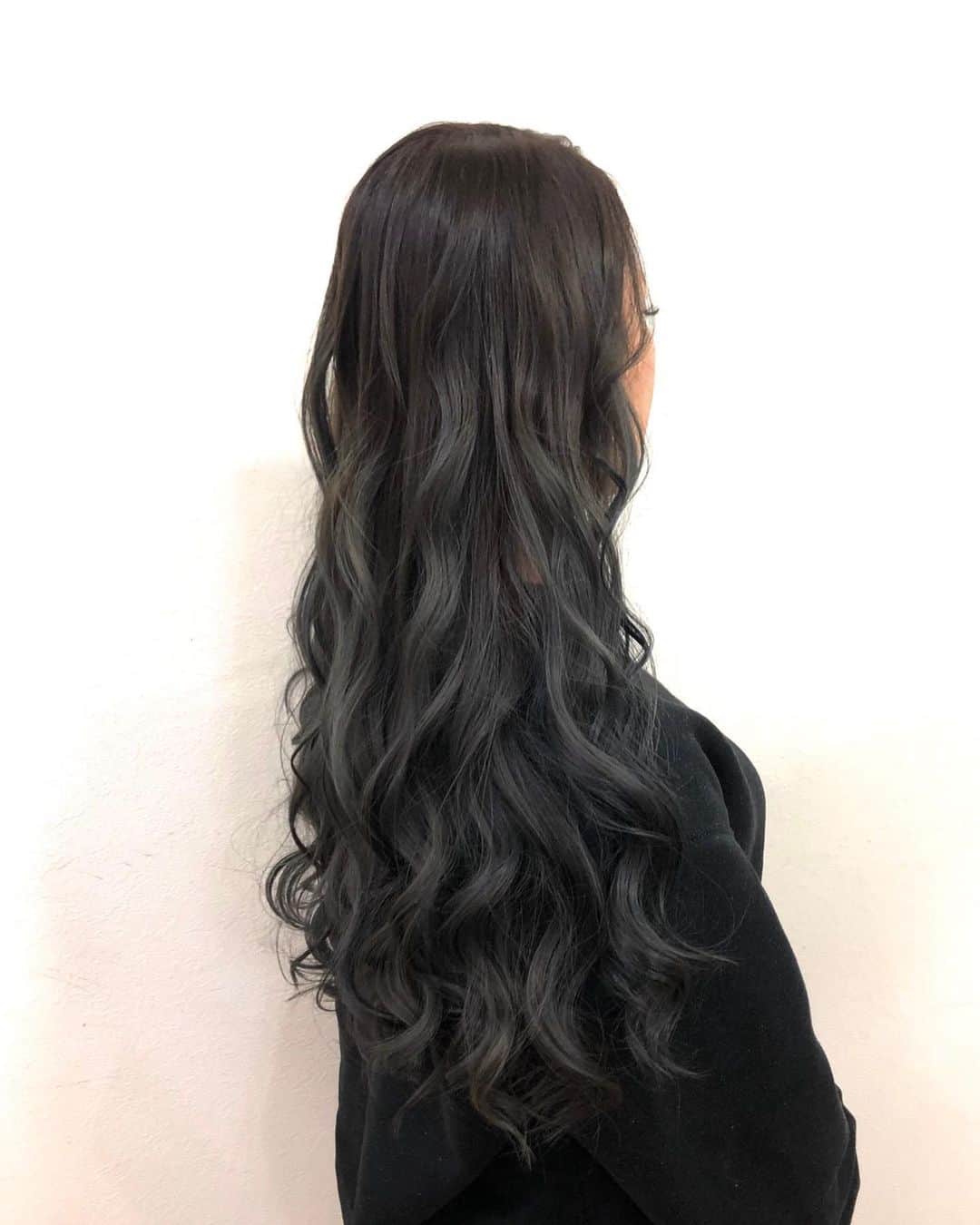 salon PRATiNO(サロンプラチノ)のインスタグラム：「. 🖤ダークグレーカラー🖤. . イルミナカラーで深みのあるブルーグレーに⭐️ 落ち着いた感じにしたいけど あまり人とかぶりたくない方におすすめ🧚🏻 . . #hairstyle #hair #cornrow #braids #clavispratino #spiralperm #pratino #hairsalon #nagoya #haircolor #japan  #派手髪 #外国人風カラー #バレイヤージュ #イルミナカラー #グラデーション #コーンロウ #ブレイズ #スパイラルパーマ #特殊ヘア #ブラックヘア #美容室 #ヘアサロン #ヘアスタイル#ヘアカラー #クラビスプラチノ #名古屋 #栄 #錦」
