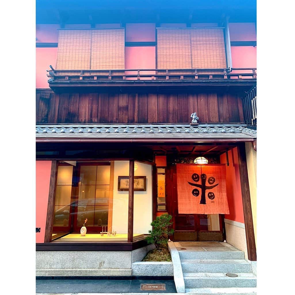 百合華さんのインスタグラム写真 - (百合華Instagram)「京都祇園にあるミシュランニつ星の創作フレンチ『新門前 米村』にてディナータイム②🍽✨ ﻿ ﻿ 魚介の旨味たっぷりな極上ブイヤベース🦐🐟🦑 ﻿ ﻿ イノベーティブ料理の醍醐味であるジャンルの枠に囚われない、〆のちりめん山椒ご飯にもほっこりさせていただきました🥰﻿ ﻿ デザートはもはやアフタヌーンティーww🧁💕 ﻿ ﻿ 『米村』ではウイルス対策も徹底されていて、お客様へのサービスにも愛情を感じる事が出来ました❤️ ﻿ ﻿ #japan﻿ #日本﻿ #kyoto ﻿ #京都﻿ #祇園﻿ #フレンチ﻿ #フランス料理﻿ #innovative ﻿ #イノベーティブ﻿ #イノベーティブフュージョン ﻿ #dinner﻿ #ディナータイム﻿ #ディナーコース﻿ #個性﻿ #趣向﻿ #極上﻿ #食材﻿ #ウイルス対策﻿」4月23日 11時20分 - yurika.lovelily