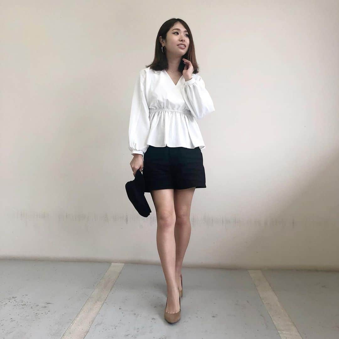 片桐優妃のインスタグラム：「撮影に行けない代わりに写真を納品する仕事が増えてせっかく撮ったのでこっちにもアップ📱 . 基本スニーカーしかはかないけど近くのスーパーとかしか行かないから逆に#ヒール もはけちゃう#👠 😂 . お会計もスマホだからバッグもなしで手ぶら👋持ってるのは鞄じゃなくて帽子🤭 . あ、でもこれからは買い出しのときエコバッグ持とうと思ってる✊🛍 . #コーディネート #coordinate #GYDA #EVRIS #mews」