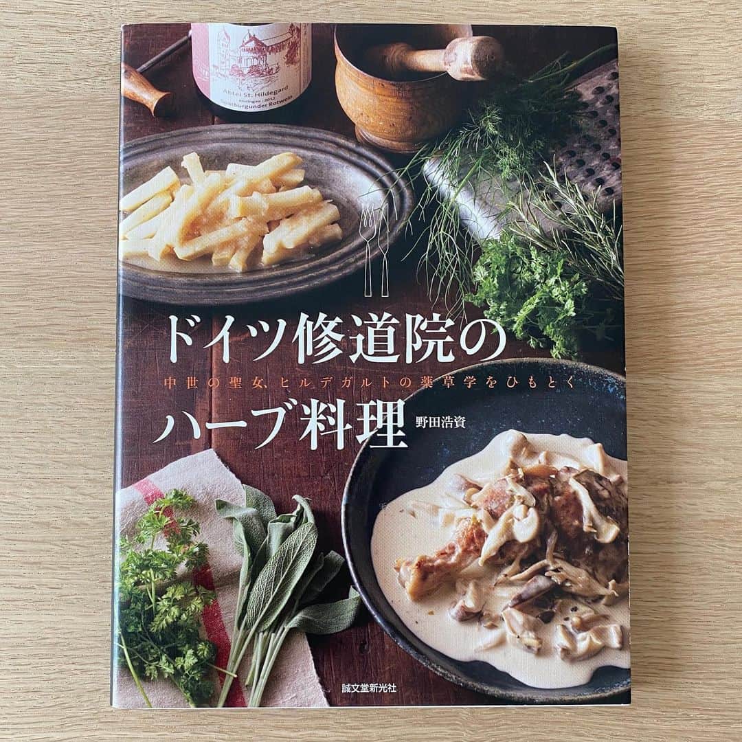 蛯原友里さんのインスタグラム写真 - (蛯原友里Instagram)「・ ・ 主婦と生活社の料理本編集部さん @ryourinohon のお声がけで始まった「料理本の制作に関わる人たちが、自分の好きな料理本をリレー形式で紹介し合う」ハッシュタグです。  私は、高垣麗子ちゃん @reikotakagakiからバトンを受け取りました！ ・ ・ 「あなたのために」  数年前、美味しい「和の汁もの、おつゆ」を作りたいと探して辿り着いた一冊。 表紙の「いのちを支えるスープ」という見出しに惹かれ、この本を開きました。当時、出汁のとり方すらおぼつかなかった私は、見よう見まねで本の通りに作ってみることに。一品、そしてまた一品と作るごとに訪れた驚きと感動は、今もはっきり覚えています。 それ以来、時間が許す限り、できるだけ毎日汁ものを作ることにしています。この本にも書かれているように、朝は今日という日の活力源となるように。夕べには、1日の労苦を癒しねぎらうな心で作るようにしています。私のスープの概念を変えてくれた一冊です。 ・ ・ 「ドイツ修道院のハーブ料理」  メディカルハーブの勉強を始めたときに、初めて買った料理本。 音楽、医学、薬草学に通じ、食文化にも多くの功績を残した中世の修道女・ヒルデガルドさん。食とはただ空腹を満たすだけではなく、「健康を維持すること」、「心身のバランスを整えること」である、という彼女の考えに、深く共感しました。 このレシピの中で使用されている野菜や果物、ハーブやスパイスには、ひとつひとつ健康に対する意味が込められていて、普段の食材選びでも参考になることばかり。現代の食卓でも活かせるヒントがいっぱいです。 ・ ・ 「きれいになるハーブ」  疲れが顔や体調に出やすくなったり、体質が変わったと感じた30代に出会ったメディカルハーブ。その素晴らしさを伝えたくて、わかりやすさと写真・デザインにこだわり抜いて作った、ハーブのレシピとくらしのアイデア集です。今でも日々、ハーブティやお料理をこの本を参考に作っていて、特にジャーマンカモミールのクリームブリュレ、ビーツとサワークリームのポタージュは息子の大のお気に入り♡見ているだけでも元気になれる、そんな一冊だと思います。 こんなときだからこそ、楽しく過ごせるヒントになればありがたいです。  次は、インスタでも日々の食卓が豊かな、大好きなモデル仲間、渡辺佳子さん @yoshicowatanabeにバトンを渡します。よっちゃんの本、楽しみ♡  #料理本リレー ・ ・」4月23日 11時17分 - yuri_ebihara