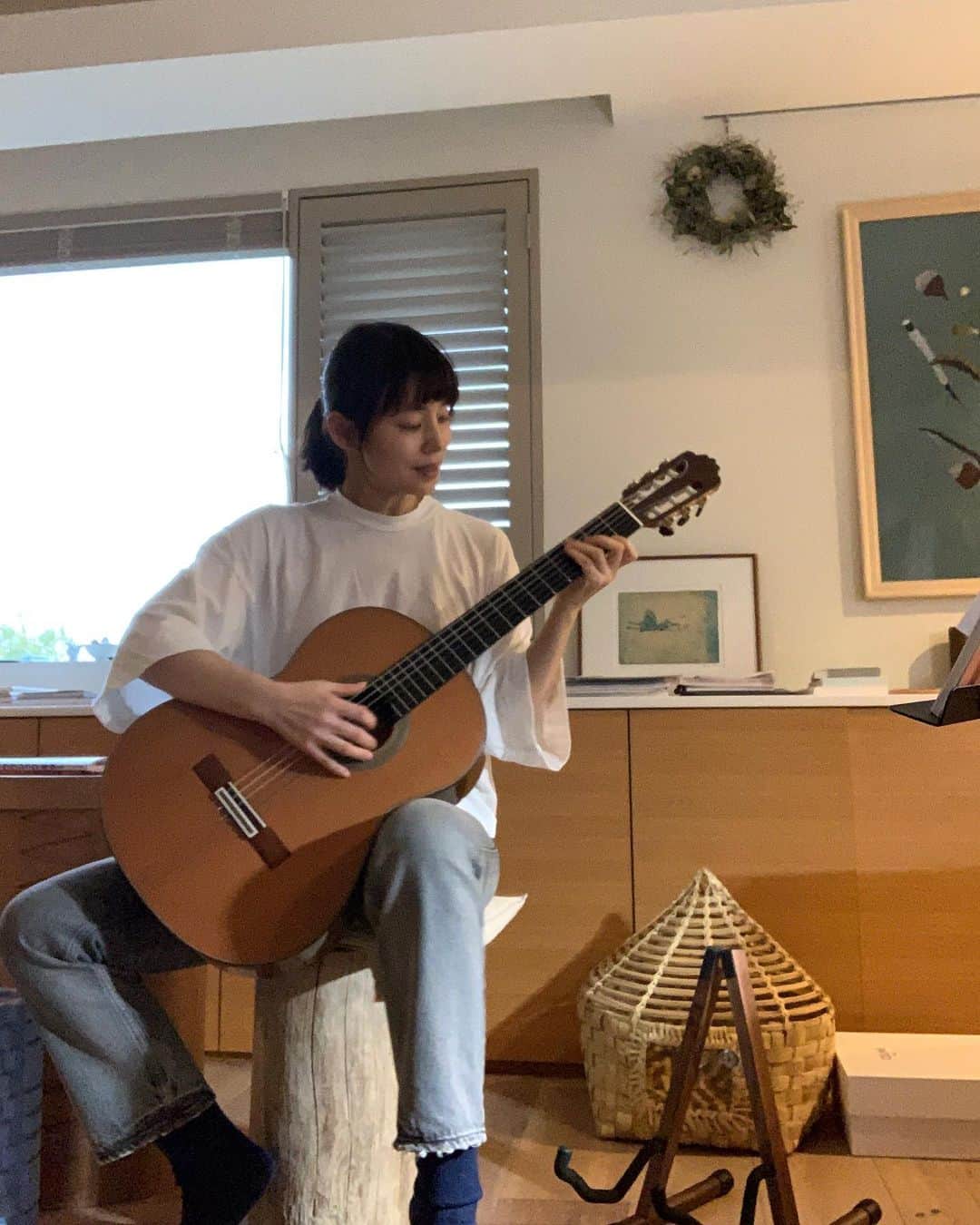 石田ゆり子さんのインスタグラム写真 - (石田ゆり子Instagram)「動物や料理ばかりで にんげんが少ないとのご指摘あり。 ステイホーム🏠の日々は とにかく家にいるしかない。 昨日はオンラインのギターレッスン。 何かを集中して学ぶのは ステイホームの時期は もっとも有意義な気がいたします。 ギターの音色は 心の奥の何かを 確実に癒すのです… #iloveclasicalguitar #stayhome  #医療現場を守ろう  #物流の皆様ありがとう」4月23日 11時23分 - yuriyuri1003
