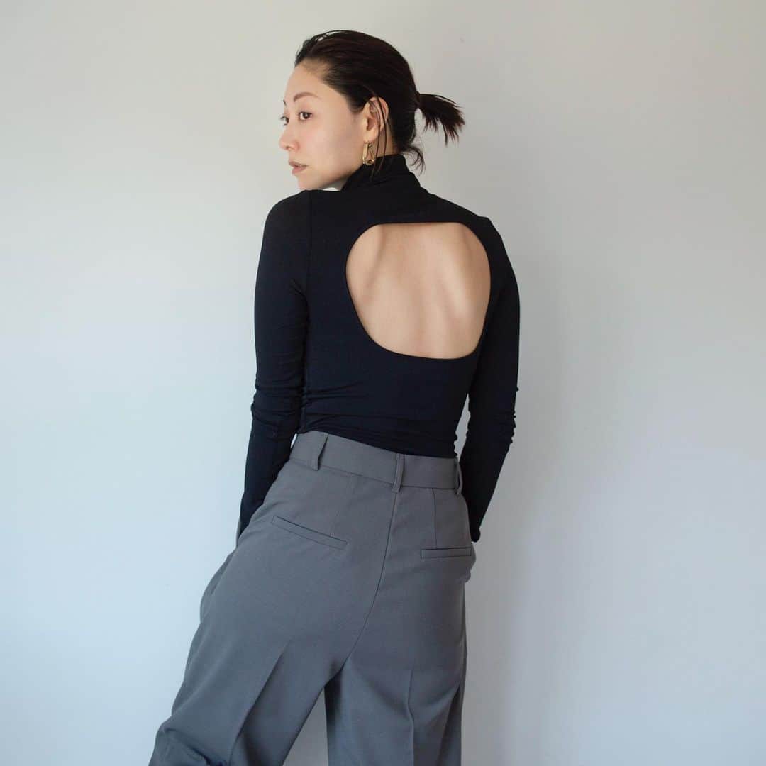 大塚良子のインスタグラム：「spring mood. 春物が届いたのでお家で背中だし リップくらい塗れば良かった、、、 #nyc #springmood #springtime  #stayhome #stayhealthy #stayhomechallenge」