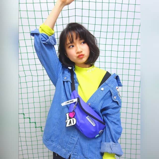 ニコ☆プチのインスタグラム：「・﻿ プチモのふろくのつかいかた☆﻿ ﻿ 4月号のふろく、みんな愛用してくれてるかな〜？﻿ ﻿ ﻿ ラストは、ミウ🐼﻿ ﻿ ﻿ 美羽の大好きなZIDDY❣️﻿ ﻿ 美羽は、ZIDDYのバッチやキーホルダーでかっこよくデコってみたよ✌️﻿ ﻿ 付録のウエストポーチに流行りのライムイエローカラーを合わせて春っぽくコーデしてみたよ😊﻿ ﻿ ポーチにはいつも持ち歩くお気に入りのコスメや💄スマホ📱などを入れたよ😜﻿ ﻿ ファスナーも開けやすくて出し入れがスムーズで大活躍‼️﻿ ﻿ みんなはクールに決める？スポーティーに決める？﻿ ﻿ ﻿ ﻿ #ニコプチ﻿ #ニコプチふろく﻿ #プチモのふろくの使い方﻿ #ニコプチふろくのある生活﻿ #付録バッグ﻿ #ジディー﻿ #ZIDDY﻿ #ふろく﻿ #和田美羽﻿ #写真は2月に撮ったものです﻿ ﻿」