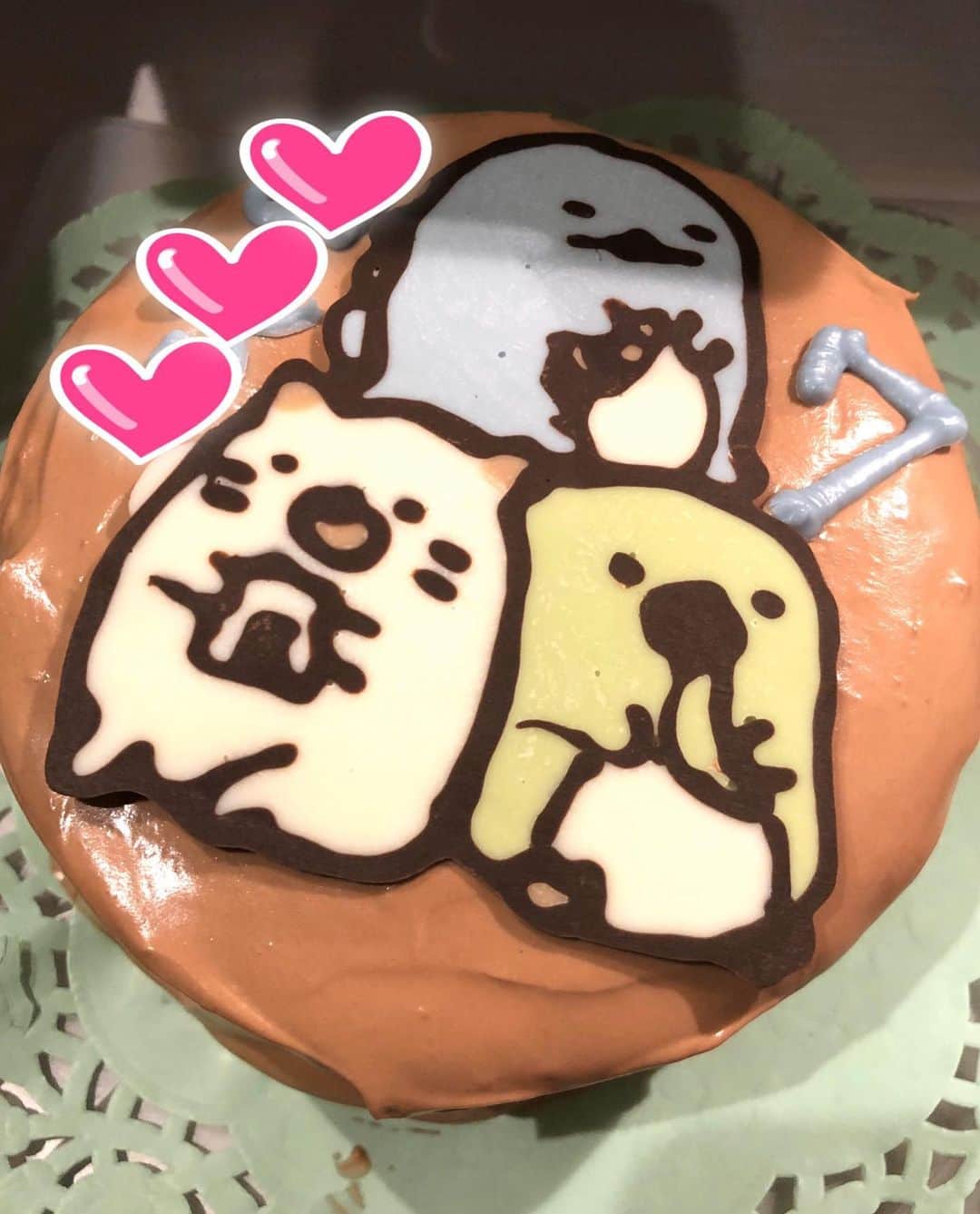 甘糟記子さんのインスタグラム写真 - (甘糟記子Instagram)「一昨日の夕飯(o^^o)  パパが信濃屋の焼き鳥食べたい！と言うことで、大好きな信濃屋で買ってきた焼き鳥\(//∇//)\ やった〜！（笑）  鶏肉屋さんだから、こう言うお惣菜も美味しい！  あとは味噌汁とサラダと、ジャガイモとピーマン炒めて、焼きナスだけ(๑>◡<๑)  テイクアウトと組み合わせると楽チンでこっちも助かるわ〜(≧∀≦) あとは、こないだ焼いた丸型のスポンジで同じマンションのお友達の誕生日ケーキを( ^ω^ )  こんな時なので、ケーキ屋さんやってるかな〜？と前に心配していたのを思い出し、時間もあることだし作ってみました(^O^) が、思いつきでやったから、すみっこのチョコがイマイチ（笑）  家の前にそっと届けられるように箱に入れて\(//∇//)\ 後から可愛い写真が送られてきて嬉しかったです(≧∀≦) #甘糟ご飯#楽チン#信濃屋#焼き鳥#ケーキ#誕生日ケーキ#すみっこぐらし」4月23日 11時45分 - norihey924