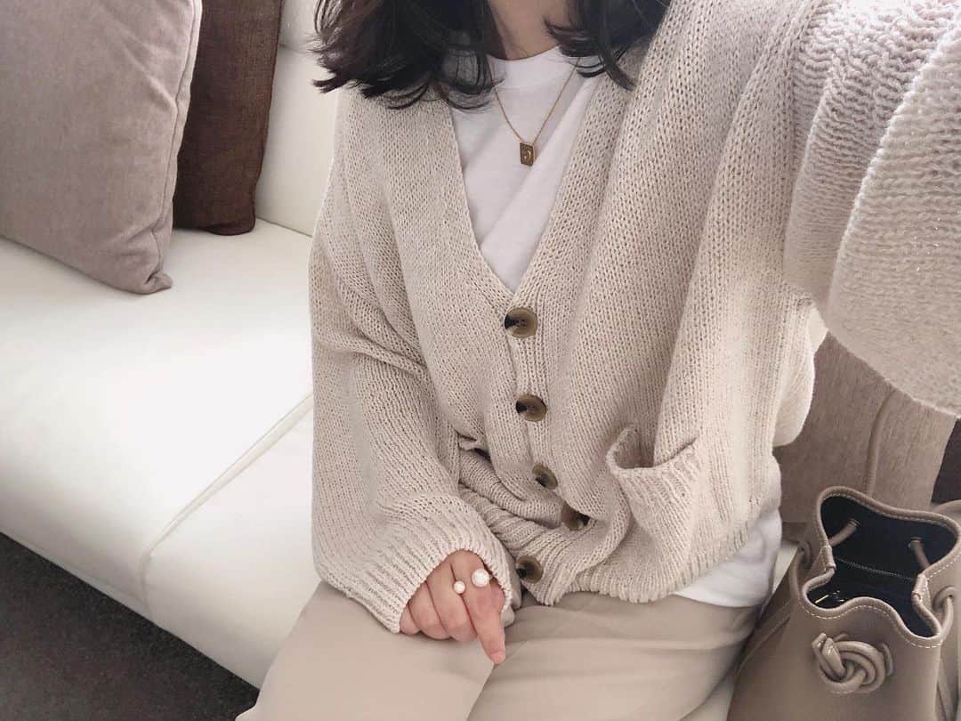 のインスタグラム：「ザラのカーディガンとドゥのパンツの色が合ってた♪ これにダットスニーカー履いて買い出しに☺︎ いつもと違う色を着るだけで気分転換になった⭐︎ ・ ・ ・ #zara #deuxiemeclasse #auralee #vasic #celine」