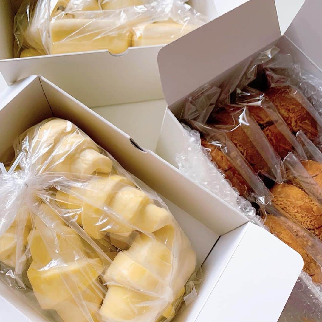 美香さんのインスタグラム写真 - (美香Instagram)「お取り寄せ🥐🧡 Boulangerie CALVAのクロワッサン、パンオショコラ、チョコクロロンロン。 解凍15分。オーブン15分👩🏻‍🍳 外はサクサク、中はふんわり。 焼き立てアツアツのパンが自宅で食べれる幸せ。。。😋 #お取り寄せ #お取り寄せパン #冷凍パン #boulangeriecalva #カルヴァ」4月23日 11時38分 - mikaofficial99