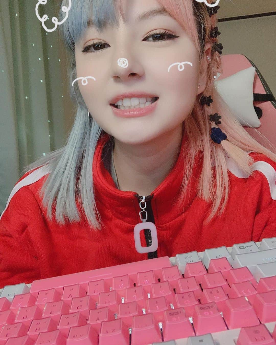 Shannonさんのインスタグラム写真 - (ShannonInstagram)「Thank you to @geekstar_official for hooking me up with this AWESOME gaming chair and keyboard I needed for the new pc! LETS PLAY SOME ACTUAL GAMES SON!!! #nolagstream @geekstar_official #긱스타 #게이밍체어 #게이밍키보드」4月23日 11時39分 - shannonarrumwilliams