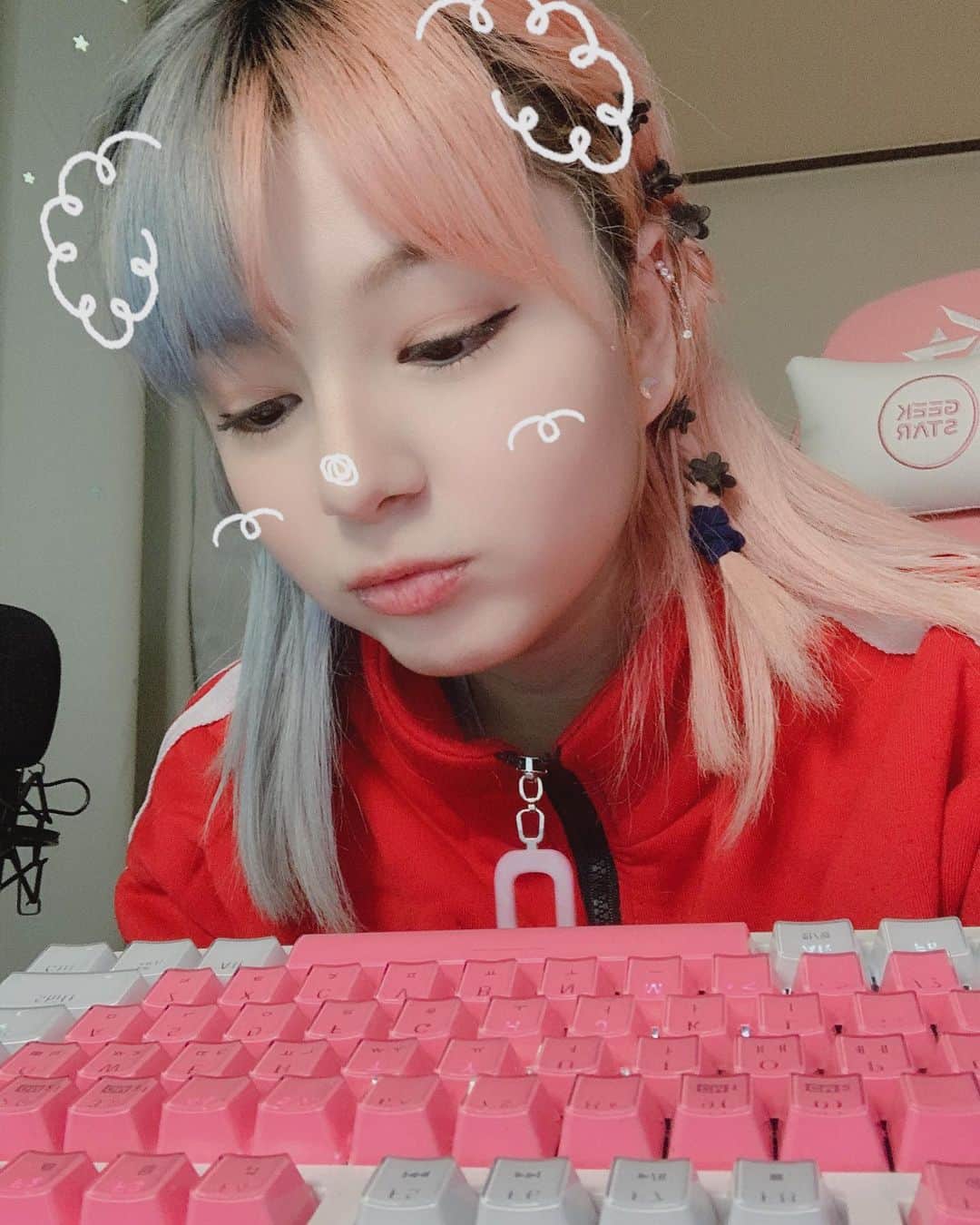 Shannonさんのインスタグラム写真 - (ShannonInstagram)「Thank you to @geekstar_official for hooking me up with this AWESOME gaming chair and keyboard I needed for the new pc! LETS PLAY SOME ACTUAL GAMES SON!!! #nolagstream @geekstar_official #긱스타 #게이밍체어 #게이밍키보드」4月23日 11時39分 - shannonarrumwilliams