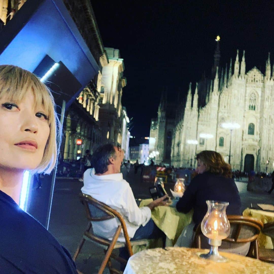 広崎うらんのインスタグラム：「Ciao Milano 🇮🇹 😘✨ Memory of September 2019❣️Last episode 🇮🇹 昨年9月に縦断したイタリア紀行もやっとファイナル😆✨🎉 さて、レセプションパーティーで知り合った方々にさよならして、またどーもどーもと、人気の無くなったドゥォーモ広場に戻り、連絡を待つ。21時過ぎ、ようやく今夜の宿の方がご自宅に戻られたらしいと、繋いで下さったお友達から連絡が😍！路面電車で向かったが暫くして反対方向へ向かってると判明😱…。もとの場所まで戻り時間をロスして知らない住宅地を彷徨い、やっと見つけ😆✨入るも、違う建物のベルを散々鳴らしていたらしく、上の階から「Hey! Hey!」と私の名前を知らない方が上から呼びかけて下さり！22時を大幅に過ぎて、やっとやっと見知らぬ親切な方のお家に辿りついた😭✨❗️なんとも素敵なご夫婦で、動画は仲を取り持ってくれた友達に「無事着いたよ！」と連絡したもの❤️ お二人と深夜にも関わらず沢山お話しして、大笑いして、本当に本当に嬉しくてありがたかった😭✨💖✨人情ですイタリア🇮🇹👍✨翌朝早い飛行機だったので、私はこっそり「ありがとう❤️」を告げて家を出ました。そしたら、ミラノ駅からの飛行場までの行き方にメチャ苦戦して😱😱😱😱😱行ったり来たり走りまわり！飛行場の駅に着いたら、また乗り場までちょーーーー遠くて🤣🤣🤣🤣マジ死ぬかと思う程走った！！！そしてなんとか寒いストックホルム🇸🇪に戻りましたとさ✈️ Grazie graaaassasssssazie mille Italia🇮🇹❤️✨❤️✨😘😘😘😘😘😘😘😘😘😘😘😘Amooooooore❤️🇮🇹」