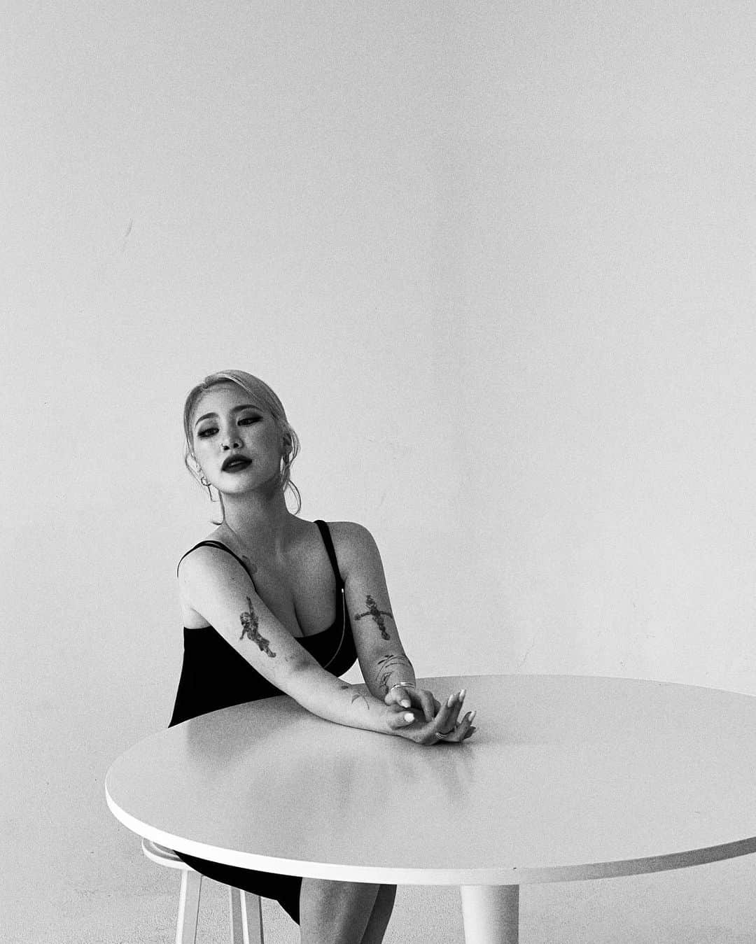 パク・ジミン のインスタグラム：「🖤 or 💜 or.. ❓」