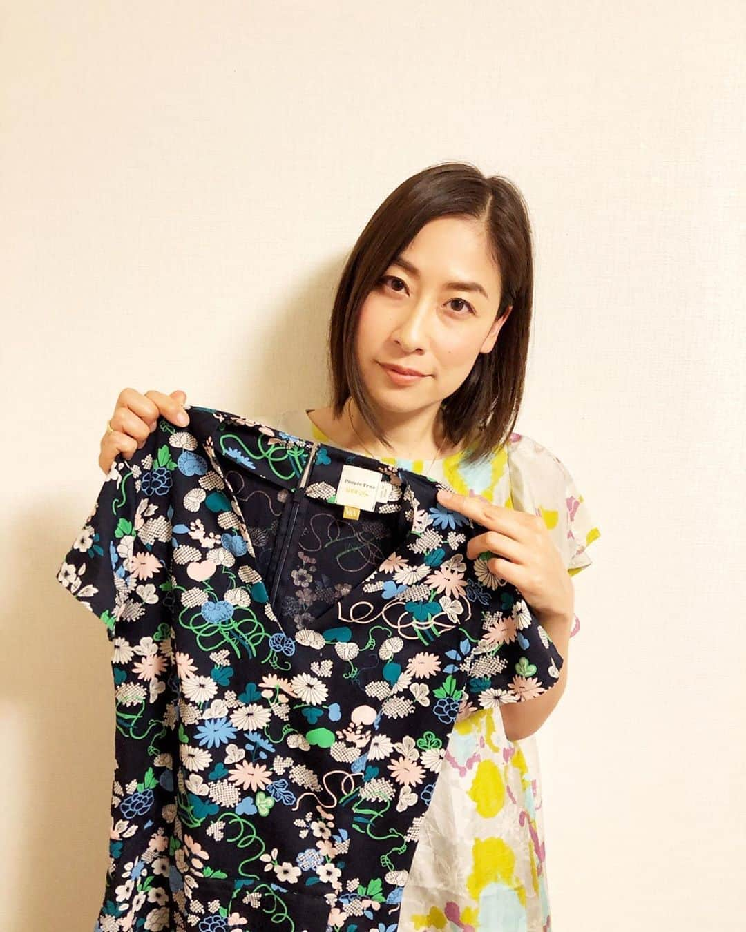 末吉里花さんのインスタグラム写真 - (末吉里花Instagram)「今週はFASHION REVOLUTION WEEK！私たちが毎日着ている服が、だれが、どこで、どうやって作ったのか思いを寄せる週です。このキャンペーンが始まったきっかけは、2013年4月24日にバングラデシュのラナプラザと呼ばれる縫製工場が崩壊し、3,000人以上働いていた生産者のうち1,100人以上が亡くなったという悲劇があったからです。「私たちの血で出来た服は着て欲しくない」。搾取工事で働く生産者の声です。毎日身に付けるものだからこそ、服を通じて世界とのつながりを考えるのはとても大事だし、どんな人にとっても身近に感じられる話だと思います。私が着用して持っているのはピープルツリーのもの。作ってくれている人たちの顔も、作られた場所も、作り方もわかります。それって着る側からすると、すごく嬉しい。着ていると誇りに思える。褒められると思わず洋服のストーリーを話したくなってしまう。作り手の顔がわかるから大切にする。結果長く着られて、自分の節約にもつながる。作り手の人も喜んでくれる。暮らしていくお金を安定してもらえる。仕事に誇りを持てる。女性たちのエンパワー にもなる。作り手の子どもたちが学校に通える。家族みんなが笑顔。 作り手と使い手の間には、こんな循環が生まれます。 良いこと尽くしのエシカル・ファッション！こういう情勢だからこそ、本当に必要なものを見極め、その必要なものはできれば地球も人も傷つかないものがいい。皆さんも自分の服を改めて見直してみるきっかけにしてください^_^そして、私たちのために服を作ってくれている人たちに感謝の気持ちをぜひ届けてください^_^自分が愛する服の写真を撮影して、ブランド名のハッシュタグと私がつけたキャンペーンのハッシュタグつけて投稿していただけたら嬉しいです！This week is Fashion Revolution Week. Thank you for making my clothes!!! #fashionrevolution #whomademyclothes #fashionrevolutionweek #fashionrevolutionjapan #thanksformakingmyclothes #peopletree #fairtrade #ethical #ethicalassociation #rikasueyoshi #ファッションレボリューションウィーク #ファッションレボリューションジャパン #ピープルツリー #素敵な洋服をありがとう ありがとう #フェアトレード #エシカル #エシカル協会 #末吉里花」4月23日 11時58分 - rikasueyoshi