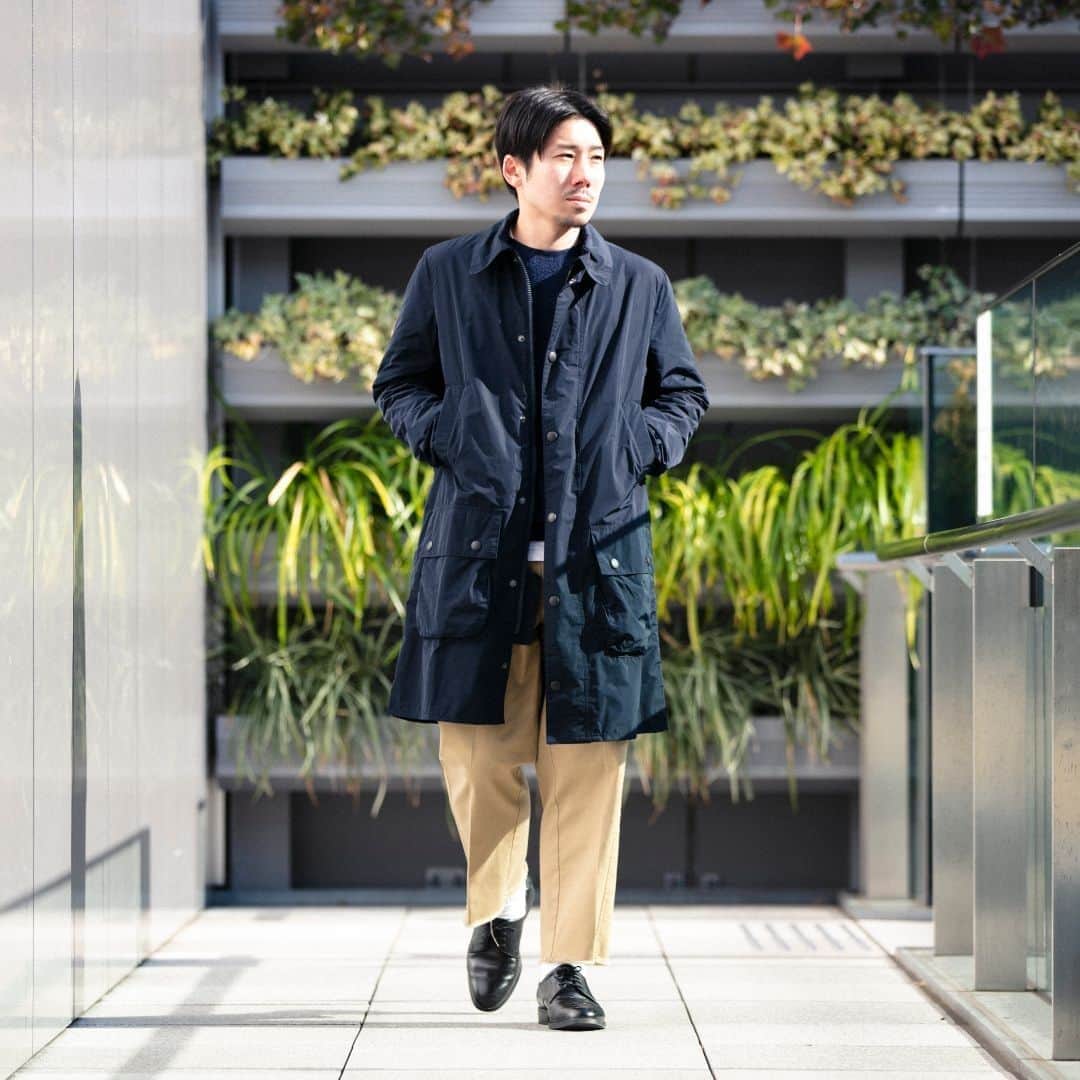 Barbour Japanさんのインスタグラム写真 - (Barbour JapanInstagram)「ロング丈の定番フィールドジャケット「BORDER」を現代的にアップデートし、高密度に織られた非常に軽量なポリエステル素材を使用した「BORDER CASUAL SHAPE MEMORY」。 旅行や出張などのトラベルシーンに加え、寒暖差で着脱の機会が多くなる季節にぴったりなモデルです。  是非オンラインストア・直営店にてご覧ください。  #BarbourWayOfLife」4月23日 12時00分 - barbourjapan