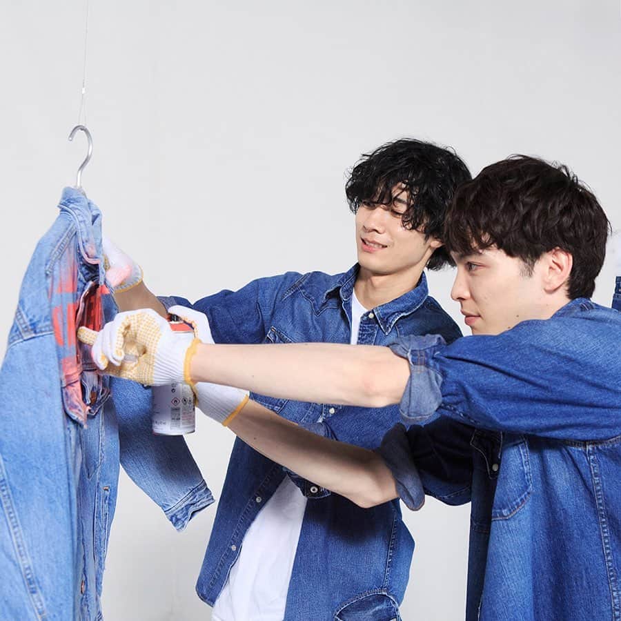 RED CARD TOKYOさんのインスタグラム写真 - (RED CARD TOKYOInstagram)「.﻿ 清原翔 and 守屋光治 #REDCARDCHALLENGE﻿ ﻿ 本日よりRED CARD公式特設サイトにてプレミアムムービーを公開中！﻿ ﻿ トップのURLの #REDCARDCHALLENGE よりご覧頂けます。﻿ ﻿ ───────────────────── ﻿ SPECIAL PRESENT﻿ ﻿ 2人からのリメイクデニムを限定スペシャルプレゼント♡﻿ ﻿ ＊応募方法＊﻿ １.RED CARDのTwitter（＠redcardtokyo）をフォロー﻿ ﻿ 2.清原さんと守屋さん2人がチャレンジする実験動画をリツイートしてください。﻿ リツイートの際、#レッドカード ＃レッドカードチャレンジ の２つのハッシュタグを入れてください。﻿ ﻿ 3.応募締切：4月26日（日）当選者には後日DMにてお知らせします。﻿ ─────────────────────﻿ ﻿ Model:﻿ SHO KIYOHARA　@mrkiyotan﻿ KOJI MORIYA　　@kj_mori_chan ﻿ Director：SHOTA SAKAMOTO﻿ Art Director：YUTA ODA﻿ Cinematographer：TAKEHIRO GOTO﻿ Photographer：MUNEMASA TAKAHASHI﻿ Hair & Make：AYAKA TSUTSUMI﻿ Music：foodman﻿ Production Manager：ANNA ABEMATSU(AMUSE)﻿ Producer：HANAKO TAKASHIMA (AMUSE)﻿ ﻿ #清原翔 さん﻿ #守屋光治 さん﻿ #REDCARDCHALLENGE﻿ #レッドカードチャレンジ﻿ #REDCARDチャレンジ﻿ #REDCARDチャレンジ折り紙編﻿ #REDCARDチャレンジバケツ編﻿ #redcarddenim チャレンジビックデニムリメイク編﻿ #REDCARDチャレンジリメイクデニムを着る編﻿ #NEWDAYSwithDENIM﻿ #デニムと一緒に新しい毎日を﻿ #実験動画﻿ #チャレンジ動画﻿ #デニムonデニム﻿ #デニムデニム﻿ #デニムリメイク﻿ #redcardtokyo﻿ #redcard﻿ #rhythm﻿ #レッドカード﻿ #レッドカードデニム﻿ #デニム﻿ #intheknowgl」4月23日 12時00分 - redcardtokyo