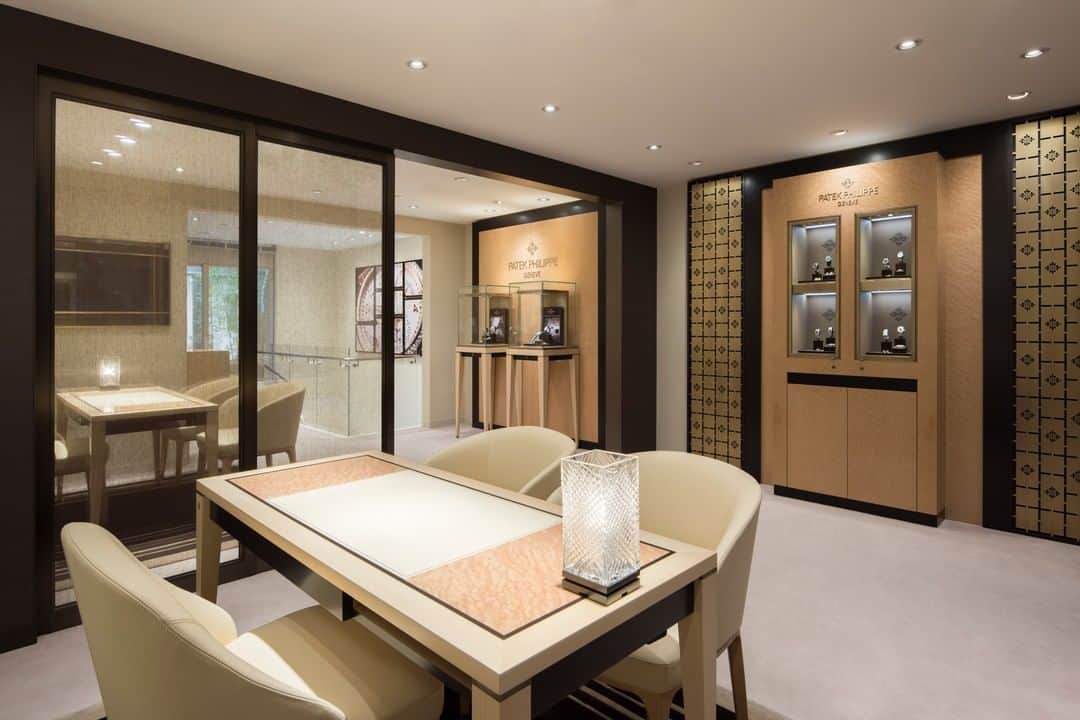 のインスタグラム：「YOSHIDA 東京本店では、ブランドの世界観を反映させた特別なサロンが併設されています。そのひとつである「パテック フィリップ・フロア」は、スイス・ジュネーブ本店と共通するを家具や什器を取り入れた広々とした空間、メンズ＆レディスの充実した品揃えにて、皆様に最高の時計を提供いたします。 詳しくはこちら>>https://bit.ly/3fJmTDN ■画像2枚目 品番：5524R-001 カラトラバ・パイロット・トラベルタイム ■画像3枚目 品番：5524G-001 カラトラバ・パイロット・トラベルタイム  #PATEKPHILIPPE #パテックフィリップ #トラベルタイム #YOSHIDA #ヨシダ #watch #高級時計 #腕時計 #時計」