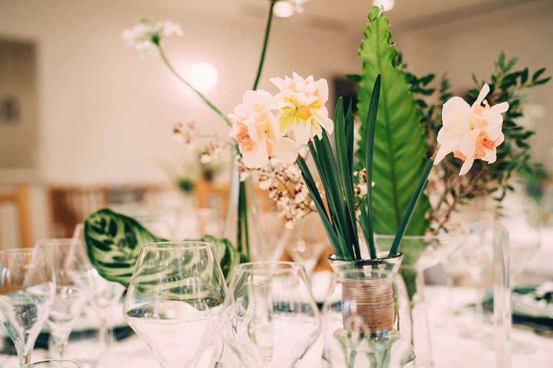 のインスタグラム：「maisonPREMIERE wedding🌿  洗練された上品なウエディングフラワー。  一輪一輪のお花そのものの特徴、魅力をいかした 素敵なコーディネート。  その時期の旬のフラワーと、新郎新婦の雰囲気と。  しっかり相談して作り上げていきます。  venue @maison.premiere  groom @keitasawa.photo  bride @objetsayoko  flower @voice_flower.jp  photo @ayatohappy . .  さて今も世界各地で外出自粛が続いておりますね。 メゾンプルミエールでは 結婚式場をご検討の方向けに LINEでお問い合わせ承っております。  新型ウイルスの影響もあり、 ご結婚式準備が思い通りに進まない方も多いかと思います。  ご結婚式場探しもその一つであるかと思い 改めてLINE相談もスタート◎  先ずはご相談だけでもお気軽にご連絡ください。  ビデオ電話をつないでバーチャル見学会も可能！  お二人の理想が叶うか、心配や不安を解決！  お忙しい方やなかなかお休みが合わない方、 遠方にお住いの方などもご活用ください。  LINE ID 【itimatu@priortokyo】  #wedding  #restaurant #michelin  #tokyo #france #japan #stayathome #flower  #stayhome #おうちじかん #おうち時間を楽しむ  #ウエディングレポ  #レストランウエディング﻿ #中目黒  #恵比寿 #ミシュラン #ブライダルフェア ﻿ #メゾンプルミエール  #結婚式﻿  #式場探し  #プリオホールディングス ﻿ #式場見学 ﻿#ウエディングフラワー  #レストランウエディング #恵比寿結婚式  #フランス #花のある暮らし  #大人婚 #テーブルコーディネート」