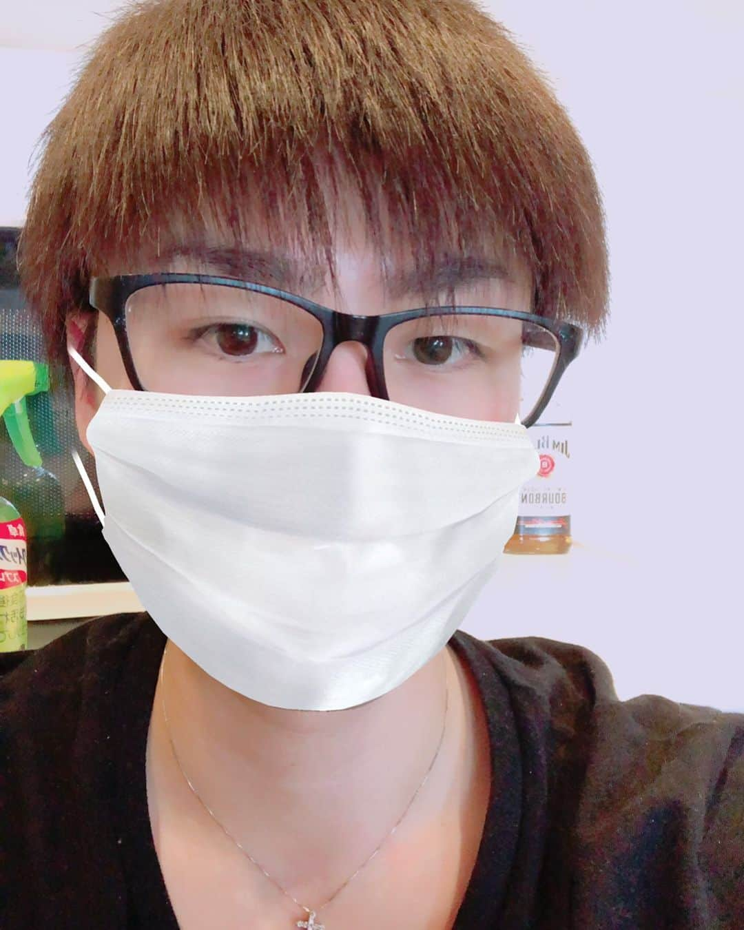 山本湧のインスタグラム：「トリートメント２日目！ なんとなくサラ毛目指します😂  オススメのリンスとかトリートメントあったら教えてください😱  さて午後も在宅勤務がんばりましょ。  #サラサラヘアー  #目指します #在宅勤務 #自粛  #おうち時間  #窪田正孝  #笑」