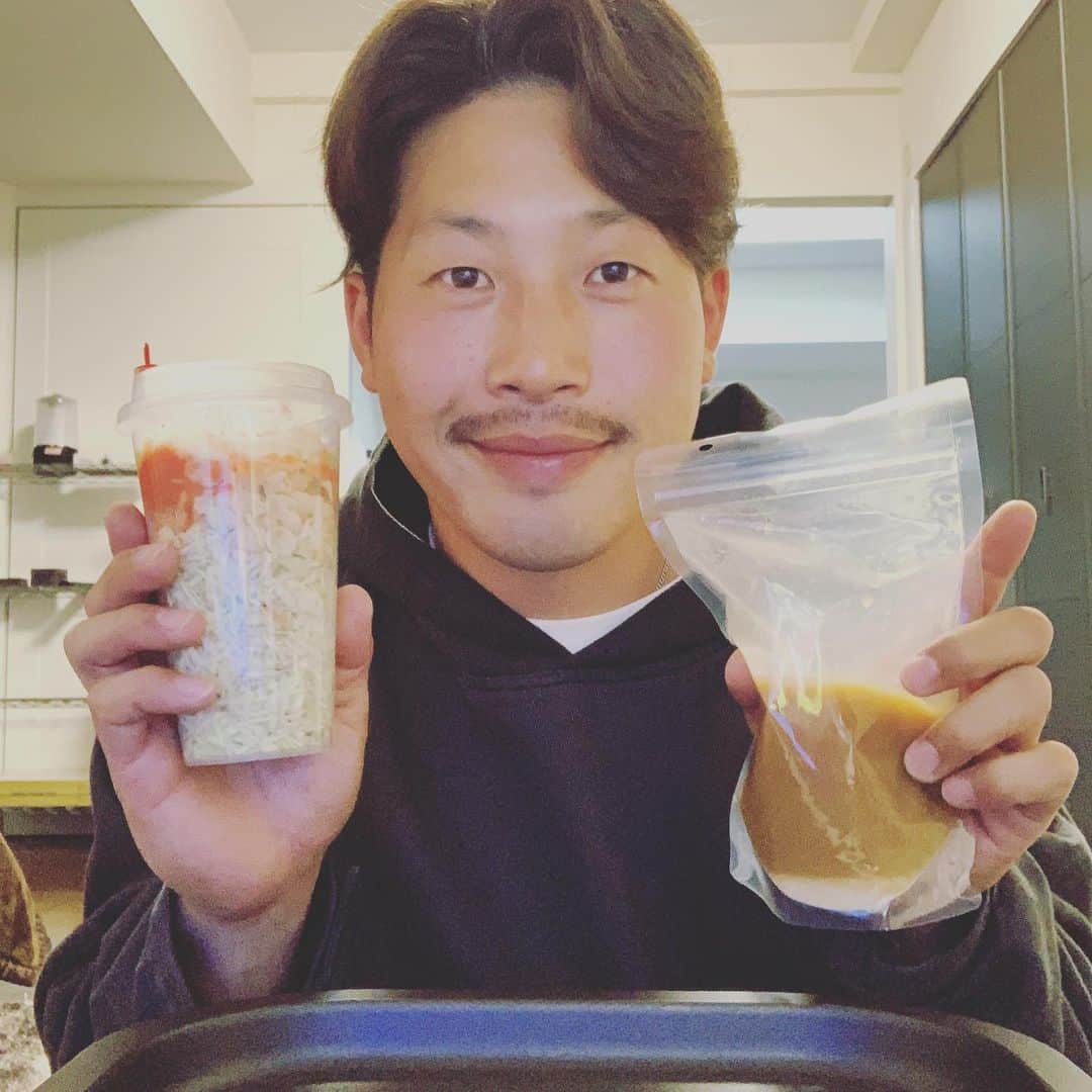 友永翔太のインスタグラム：「私の大好きなお店スリーバントがデリバリーを始めました🧞‍♂️ 家で簡単にもんじゃ焼きが食べれるのです！それだけじゃなく、骨なし手羽先やお弁当もやっています👍  私は骨なし手羽先がオススメかなー！お弁当にも入ってますし是非😊  最初は、名古屋の中区だけではございますが気になった方は注文してみてくださいね😉  もしかしたら友永が持って行きますよー🤭  気になった方は下記に連絡してみてね！ 📞0522280290  Instagramもやっているのでメニューはそっちから見てください🧞‍♂️ アカウント→3bunt  写真にも載っけておきます！  飲食店も大変ですが、色んな取り組みで頑張っています！頑張る皆さんを応援しています😉  #スリーバント#名古屋#デリバリー#コロナに負けるな」