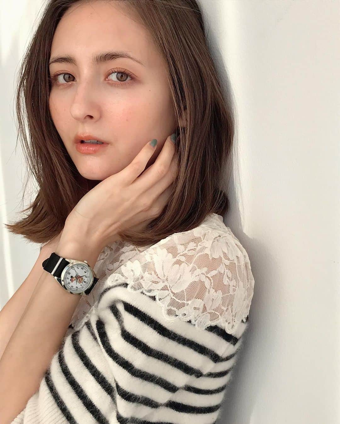otona MUSEさんのインスタグラム写真 - (otona MUSEInstagram)「4/27(月)発売のotonaMUSE 6月号では、美しすぎるエリーローズさん @ellirose が初登場🤍 . そして早速、増刊版の付録「ミッキーマウスの替えベルト付き腕時計」を着けていただきました⌚️♡. . セブン-イレブン、セブンネットショッピング限定で購入できる増刊版の付録は、 昨年大好評につきパワーアップして復活🖤 . ✔️その日の気分に合わせてベルトをチェンジ. ✔️工具要らずでベルトの着脱楽々！. ✔️フェイスはゴルフを嗜むミッキー. ✔️ユニセックスに使えるデザイン. . 【サイズ(約)】 全長：23cm ケース径：3.3cm  予約はセブンネットショッピングのHPから🏠🔗. ※お一人様3点までとなります。  #otonamuse  #オトナミューズ  #オトナミューズ6月号  #エリーローズ #ellirose  #ミューズの休日 #オトナミューズ付録  #欲しいものを付録に #ミッキーマウス #stayhome  #stayathome  #staysafe  #bepositive  #おうち時間  #ミューズ編集g」4月23日 12時29分 - otonamuse