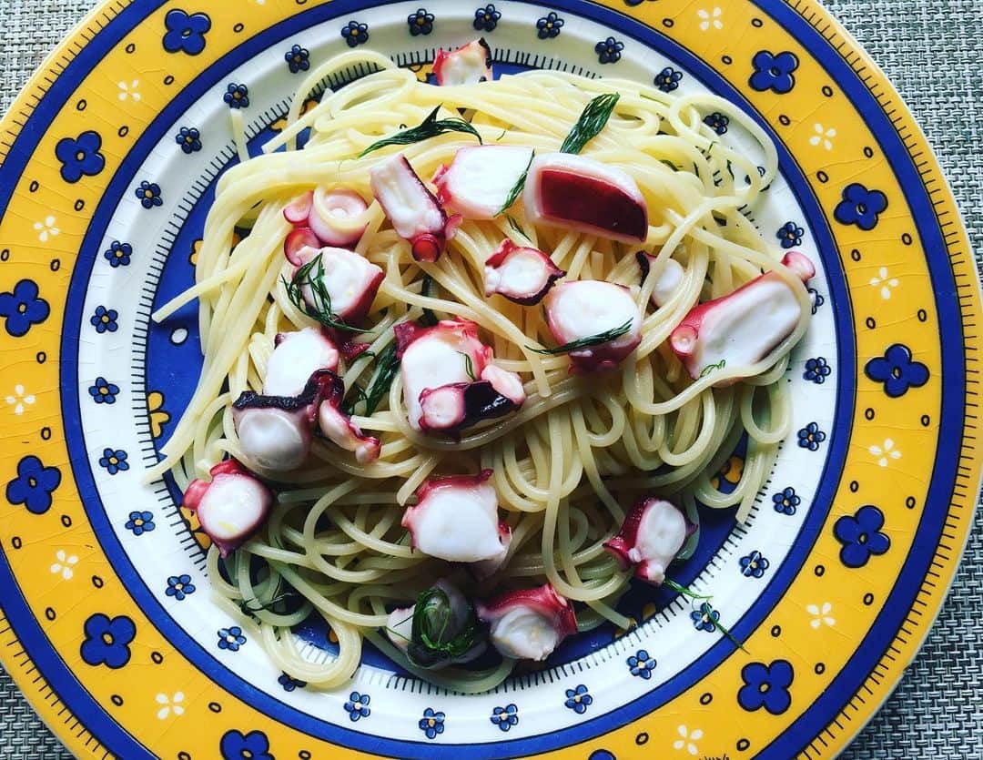 小橋めぐみのインスタグラム：「お昼は、タコのレモンパスタ🍋 レモン汁とナンプラー、オリーブオイルで和えて。 仕上げに、すりおろしたレモンの皮と、刻んだディルを。 海辺のパスタ、みたいな味がして、 クセになる美味しさ… #レモンはビタミンC #タコはタウリンが豊富  #免疫力アップメニュー  #かもしれない」