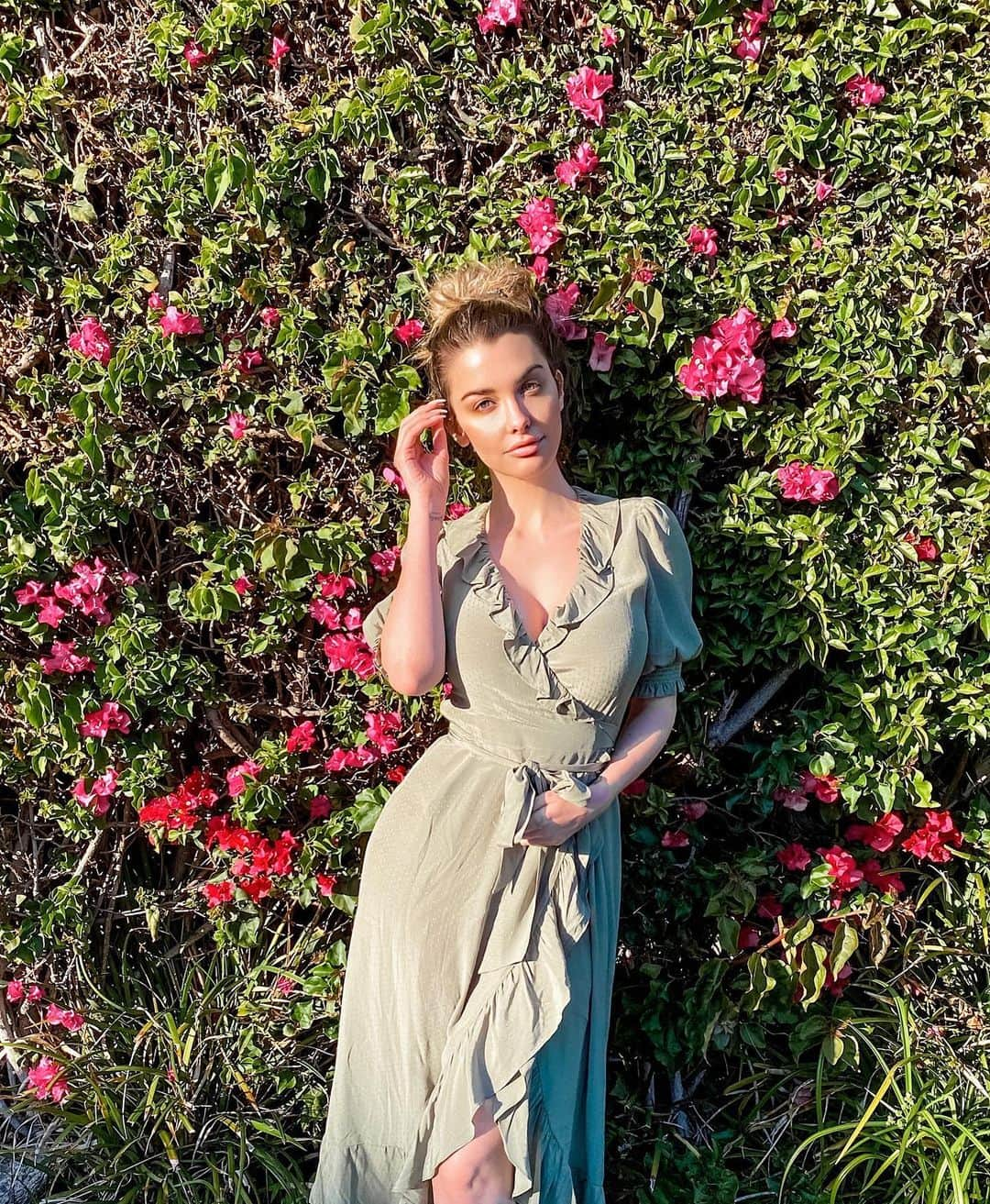 エミリー・シアーズさんのインスタグラム写真 - (エミリー・シアーズInstagram)「Saw some sunshine today🌞 #earthday . 👗: @privacypls @revolve #revolve」4月23日 12時47分 - emilysears