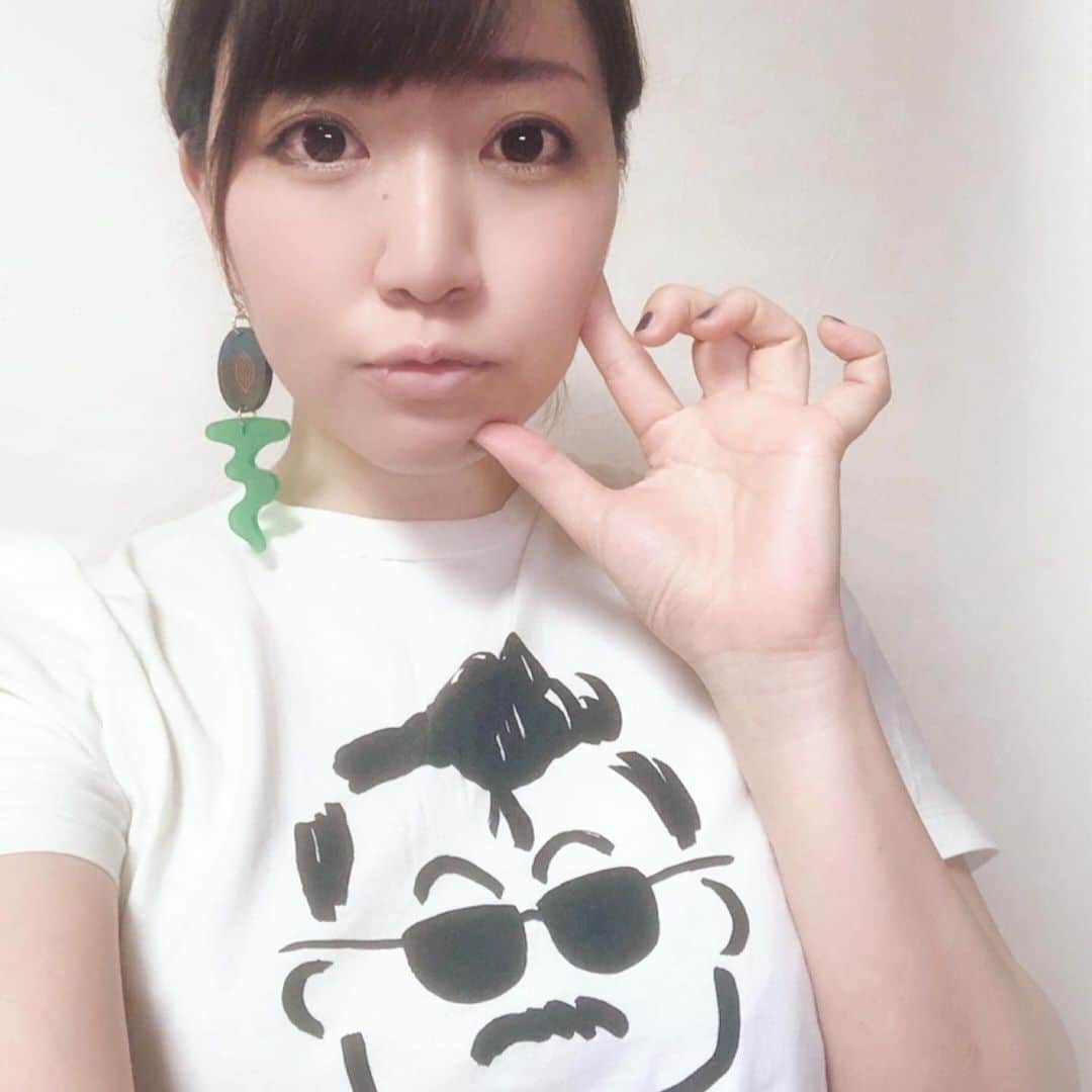 ちゃんまいさんのインスタグラム写真 - (ちゃんまいInstagram)「・ ・ ここ最近ずっとTシャツ。 露出が多いと言われますが、ただの暑がりなのよ…なんちて♡ ・ #ベッドイン #japanese #sexy #idol」4月23日 12時40分 - dakko_shite_cho3