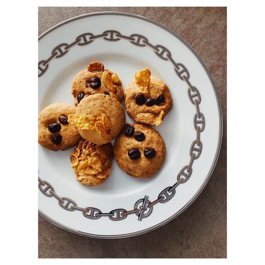 桜井裕美さんのインスタグラム写真 - (桜井裕美Instagram)「今日は息子とサクサククッキー🍪作り！！ 私が小さい頃から作っていたコーンフレーク入りクッキーにしてみました❤ 今日はいつもよりバター多めでサクサクにしました。 息子リクエストの麦チョコもトッピング。  #クッキー作り #お家あそび #息子3歳 #手作りお菓子 #手作り」4月23日 12時45分 - yumisakurai24