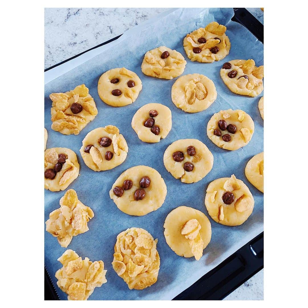 桜井裕美さんのインスタグラム写真 - (桜井裕美Instagram)「今日は息子とサクサククッキー🍪作り！！ 私が小さい頃から作っていたコーンフレーク入りクッキーにしてみました❤ 今日はいつもよりバター多めでサクサクにしました。 息子リクエストの麦チョコもトッピング。  #クッキー作り #お家あそび #息子3歳 #手作りお菓子 #手作り」4月23日 12時45分 - yumisakurai24