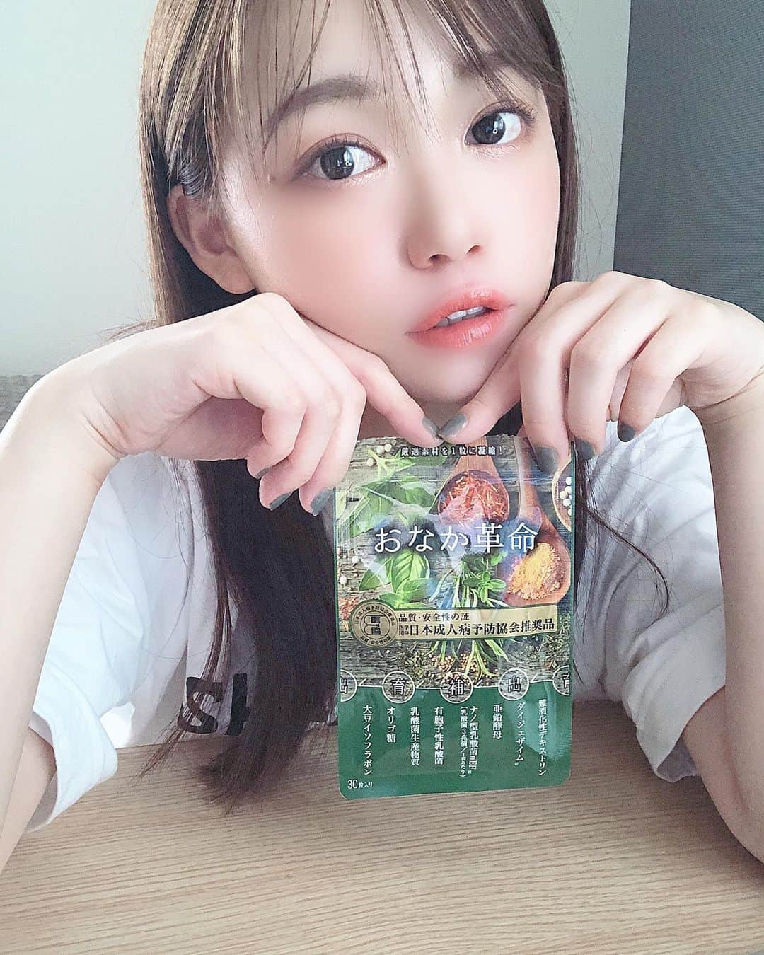 のインスタグラム：「話題の腸活のために飲んでるサプリ🌷﻿ 免疫力が大事！ということでオススメしていただいてから飲み始めてみたんだけど、﻿ 体の調子がすごく良い！！＼＼\└('ω')┘//／／💫﻿ ﻿ どれだけ良い食事をしても﻿ 腸に悪影響な物質が溜まっていたら意味がないみたいで・・・﻿ サプリにプラスして、食生活も見直してみると﻿ なんだかすごく体がスッキリした気持ちになる〜💓﻿ ﻿ 安心安全な8つの厳選素材が凝縮してるサプリなんですが﻿ 医学団体の日本成人病予防教会の推薦品で﻿ 品質・安全性も認められているんです😚﻿ 安心して続けられるから嬉しい👏🏼✨﻿ ﻿ 調べてみたら@コスメでも1位を獲得してました🏅﻿ ﻿ 定期便だと20%OFFキャンペーンも実施中！﻿ ぜひチェックしてみてくださいねん💋﻿ @onakakakumei ﻿ わたしも引き続き飲み続けてみます🧡﻿ ﻿ #おなか革命 #腸活 #腸内環境 #免疫力強化 #supported﻿」