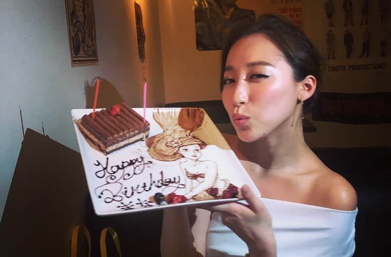 伊東愛さんのインスタグラム写真 - (伊東愛Instagram)「お誕生日を迎えました🎂 今年は何年ぶりでしょうか、おうちで家族と過ごしています😌 去年KEREN大家族に最高に素敵にもう一生分ほどお祝いしてもらったので、心がいまだにホクホクです🎉嬉しすぎることがあると、インスタを投稿出来なくなる変なタイプなので、1年越しに色々アップさせてください🎂 メッセージもたくさんありがとうございます❤️❣️ Thank you for your Birthday messages❤️ I’m spending a birthday time at my home this year so all of your messages make me so so happy❤️❤️❤️ I had the best birthday lest year with my lovely Keren family. I still filled my heart. Let me share couple more cute videos and pics later🥰 #birthday #423」4月23日 12時51分 - mana_ito