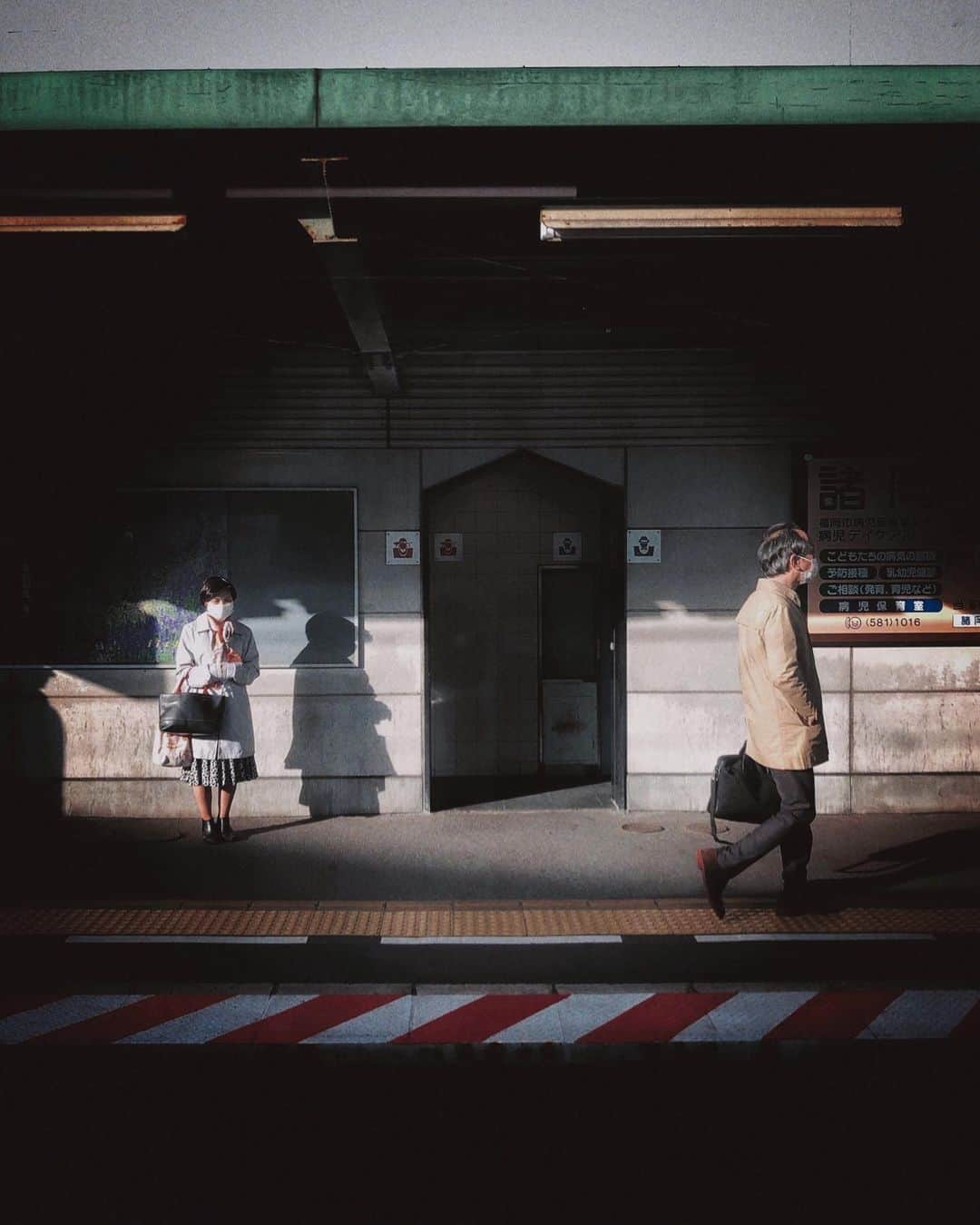 sunday_722のインスタグラム：「* 今日は寒い 在宅勤務できない人もいる 私もその一人。 完全防備で出勤中😷😷😷 * #コロナに負けるな #ShotOniPhone #ShotOniPhone﻿X #ihaveathingforshadows﻿ #streetphotography﻿ #streetclassics﻿ #ig_photooftheday﻿ #ampt_community ﻿ #shootermag ﻿ #youmobile﻿ #grryo #Shootermag_japan #inspirationcultmag #samewheremagazine #transfer_visions #visionofpictures #jj_mobilephotography  #storyofthestreet」