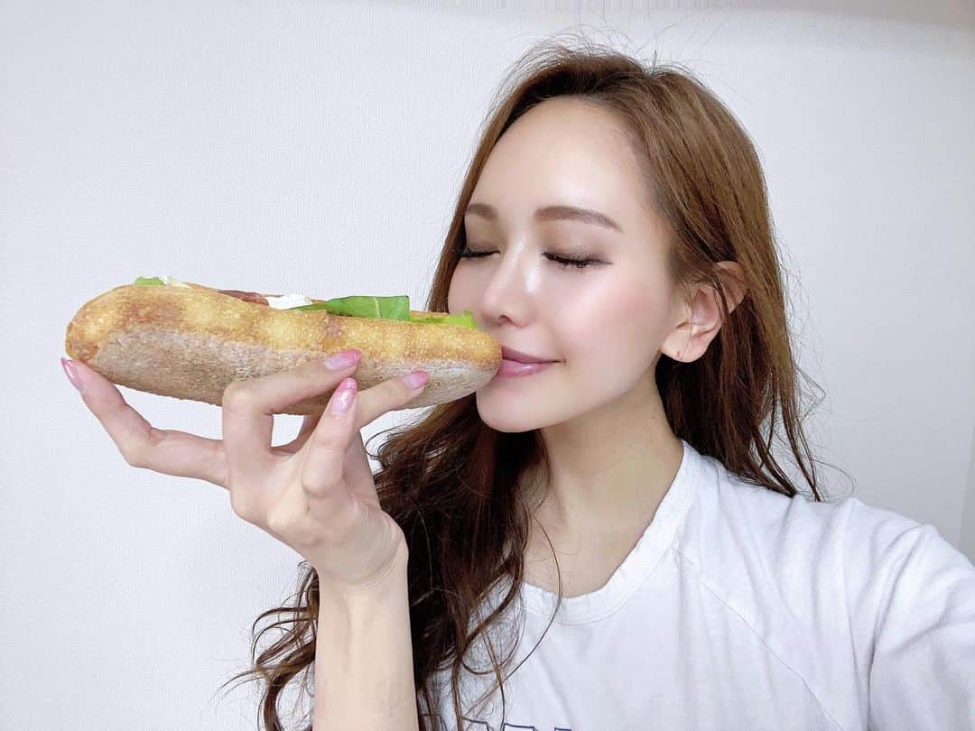 のインスタグラム：「. 大好きなパンを3つ🥐🥖🥪も😍 パン食べてるときって幸せ💖💖 これはブリーチーズと生ハムのサンドイッチ😘 ふわふわもいいけどハード系パンが好き✨ .  #おうち時間 #お家時間 #おうちにいよう  #早く夏になれ  #fabric #新宿ファブリック #ファブリック #ラウンジ #キャバクラ #キャバ嬢 #歌舞伎町 #歌舞伎町キャバ嬢 #桜ゆみ #ColorHasNoGender」
