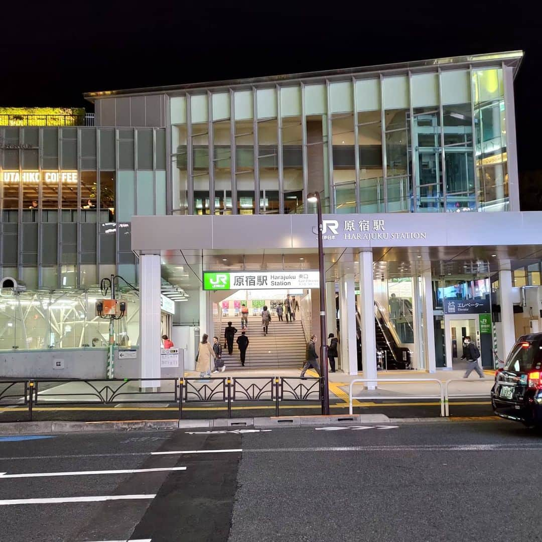 カプセルエージェンシーさんのインスタグラム写真 - (カプセルエージェンシーInstagram)「This is Harajuku New Station.  #HarajukuStation is a railway station on the #YamanoteLine of East Japan Railway in Japan, located in Jinguzen Ichome, Shibuya-ku, Tokyo.  March 21, 2020 The new station building has been newly built and the old station building has been closed.  The office of the Capsule Agency is located at Shibuya station. The station next door is Harajuku station.  #Harajuku has tourist spots such as Takeshita-dori and #Omotesando .  #原宿駅 の #表参道口旧駅舎 #日本 にある #東日本旅客鉄道 の #山手線 の #鉄道駅 で、東京都渋谷区神宮前一丁目にあります。  2020年3月21日 #新駅舎 が新設し、#旧駅舎 は #閉鎖 されました。  #カプセルエージェンシー #Capsuleagency の #事務所 は #渋谷駅 にあります。 #隣の駅 は#原宿 です。  原宿には、 #竹下通り や #表参道 など #観光スポット があります。  #はらじゅくえき #JR東日本 駅番号 #JY19 #新駅舎 #beforeafter #JAPAN #Japanesestation #newstation #station」4月23日 12時59分 - capsuleagency_official