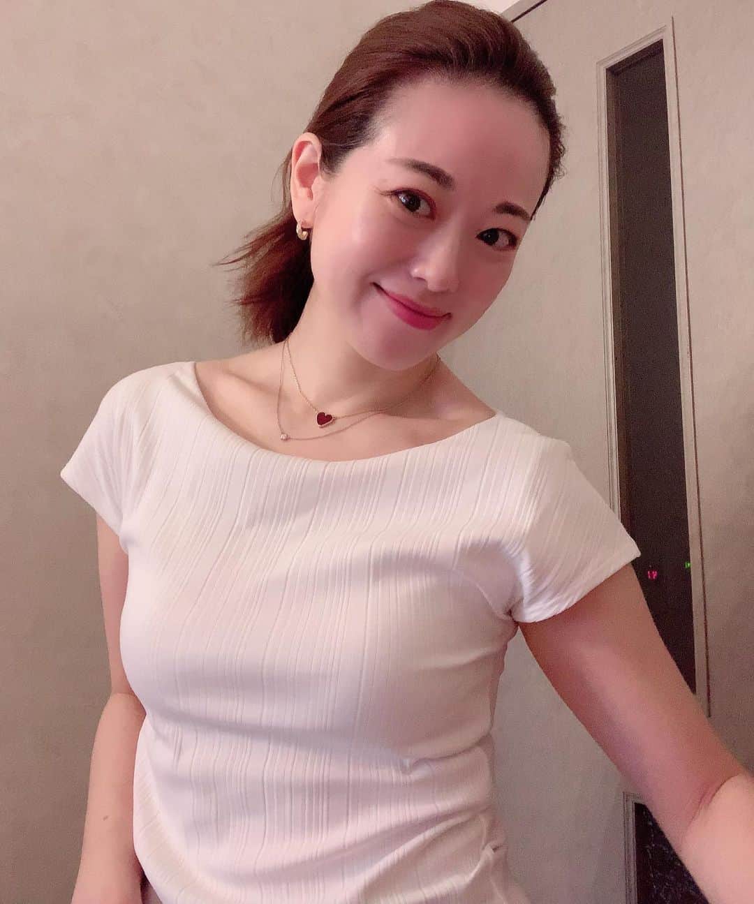のインスタグラム：「※ Room wear from @uniqlo ✨ . ルームウェアとしても、 ワンマイルウェアとしても 最適なボートネックのブラT✨ . 楽チンだけど楽すぎなくて エクササイズするにもいい感じ🙆‍♀️ . ブラトップ苦手だったけど、 これは良いかも。 . . #ユニクロのブラトップ #リブボートネックフレンチスリーブブラt #ブラT #bratop #ユニクロ #UNIQLO #ルームウェア #roomwear #fashion #instafashion #ファッション」