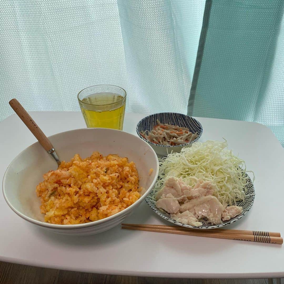 小田幸平のインスタグラム：「皆さんいかがお過ごしでしょうか❓ステイホーム。もう少しの間我慢しましょう。 僕の昼食でも見て幸せな気分になって下さい。今日のメニューは、キムチチャーハン、ゴボウサラダ、キャベツ、チキンサラダです。炊飯器、ジャー👋#昼ごはん#キムチチャーハン#ゴボウサラダ#キャベツ#チキンサラダ#愛媛マンダリンパイレーツ#読売ジャイアンツ#中日ドラゴンズ#料理#野球#はげch」