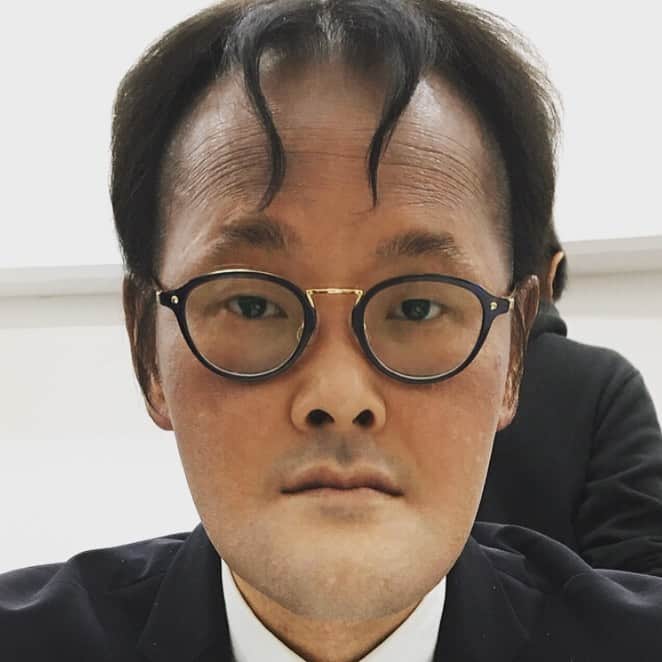 BLADeさんのインスタグラム写真 - (BLADeInstagram)「﻿ ﻿ エレナって﻿ プードルみたいに﻿ 可愛い感じまったくないし﻿ どちらかというと強面なんだけど﻿ ﻿ 可愛いすぎるんよなぁー😊﻿ アゴのおかげ？笑﻿ ﻿ ほんま﻿ いなちゃんと共演してほしい🌛笑﻿ ﻿ ﻿ ☆☆☆☆☆☆☆☆☆☆☆☆☆☆☆☆☆﻿ 優しくトリミングさせて頂きます😌﻿ ご来店、お問い合わせお待ちしています‼️﻿ ドッグビューティーサロンELLE ﻿ 06-6431-3838﻿ ☆☆☆☆☆☆☆☆☆☆☆☆☆☆☆☆☆﻿ ﻿ ■■■■■■■■■■■■■■■■■■■﻿ 🌟YouTubeはじました🌟　﻿ プロフィールリンクから見てみてください😉 ﻿ ■■■■■■■■■■■■■■■■■■■﻿ ﻿ #トリマー #trimmer #グルーマー #instadog #dogstagram #슈나우저 #トリミング #ブレちゃん #BOKUMO取扱店 #훈육미용　#긍정미용사  #훈육미용사 #긍정미용사 #훈육미용사 #남자애견미용사 #애견미용사 #애견미용 #펫스타일리스트 #강아지미용  #petgrooming #doggrooming #優しいトリミング ﻿#元野犬　#元保護犬」4月23日 13時09分 - yuki_azuma1989