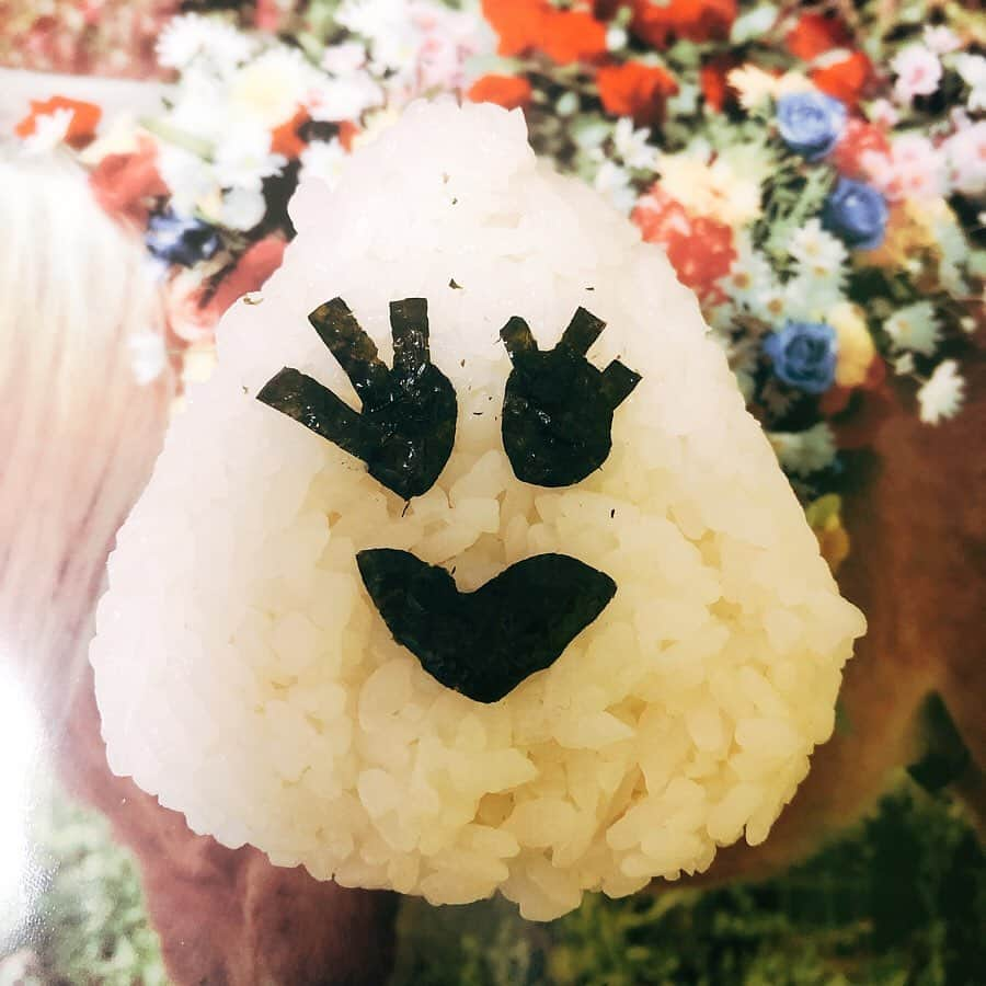 平野ノラさんのインスタグラム写真 - (平野ノラInstagram)「🍙🍙🍙 生稲晃子さんとにしおかすみこさんから、同時におむすびバトンが回ってきたゾ！  それにしてもバトンが おむすびで良かった〜  もしも「フォワグラ・ドゥ・カナール・オ・トリュフ」が回ってきたらどーするよー... おったまげのケツカッチお先にドロン状態じゃない？！ でもそんな料理も作れそうなこの方におむすびバトン回します！  大好きなキュート娘の DJおみそしるとMCごはんちゃんです @misosirugohan  よろぴくねー！  #生稲晃子 #にしおかすみこ #djおみそしるとmcごはん  #平野ノラ #祈るおむすびバトン #祈るおむすび #omusubi batonfor player」4月24日 0時07分 - noranoranora1988