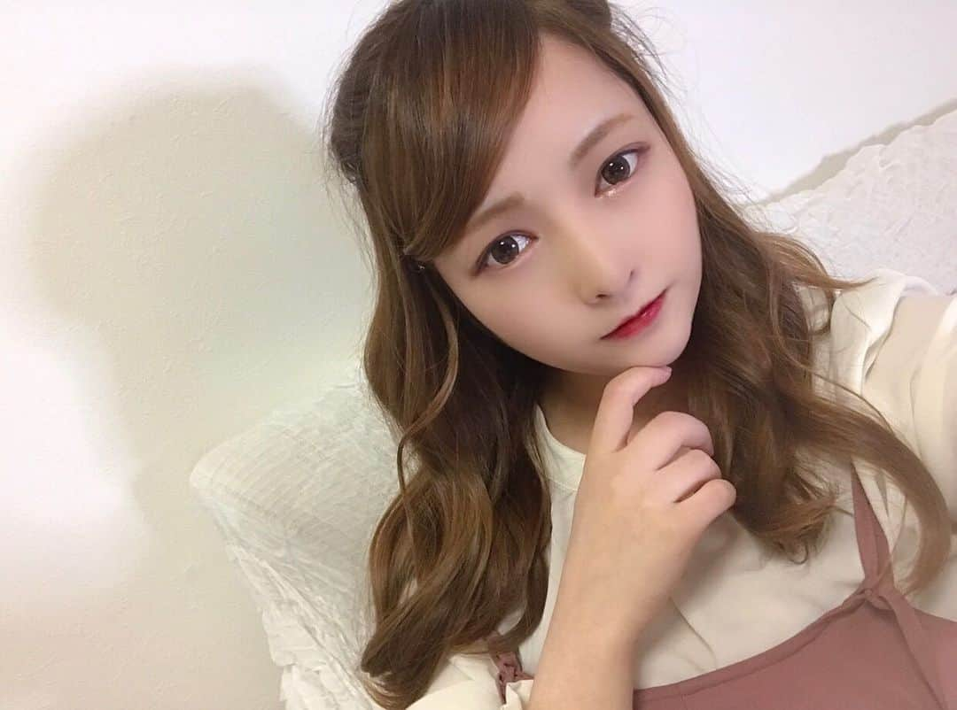 椎名あつみのインスタグラム：「動画でイメチェンしてみてから やってみたヘアアレンジ☺️❤️ うまれてからずーっと ほとんどぱっつんだったから しんせん！！(>_<)✨ おでこだすのなによりも はずかしいからはずかしかった☺️💓 ゆる巻きしてトップの横だけ 左右それぞれくるりんぱして 前髪ながしたよー🥰  へー。👦👦 #ヘアアレンジ  #イメチェン」