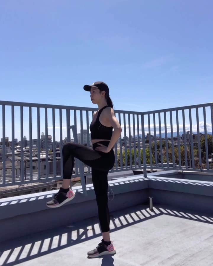 岩崎志保のインスタグラム：「Leg Sliming Lift & Tone Workout🍑 in my looftop 昨日のIG LIVEで紹介したワークアウトの立ってできるver.のエクササイズを紹介！  そして4/25(sat)はONLINE WORKOUT LESSON Vol.3開催します🔥プロフィールトップのリンクから予約できるのでぜひたくさんの方の参加待ってます♡  1️⃣Knee Up〜Side〜Back 【FOCUS】 ・Knee Up ＝ お腹・股関節 ・Side ＝ お腹・中臀筋(デニムに乗っかるお肉) ・Back ＝ お腹・もも裏・大臀筋 【POINT】 頭頂から一本の糸で引っ張られてる様なイメージで重心を高く、反り腰に注意してお腹を薄くすることでグラつきにくくなるよ◎ つま先は外に逃げない様にずっと真正面に向けておく！ おうちにセラバンドやチューブがある人は足にかけるとよりチャレンジワークになるよ🔥  2️⃣Single Leg Reach 【FOCUS】 もも裏・大臀筋・お腹・前鋸筋(背中のはみ肉) 【POINT】 あげる脚の腰骨が横に開かない様に、骨盤は真下を向けること！軸足の重心が外に逃げやすいので親指側でもしっかり踏み込むこと。重心が小指側に行くと前ももの外側が太くなっちゃうよ〜😨 _ 3️⃣Hip Joint Circle ARでランニング前のウォームアップとしても行ってるワークです！ 【FOCUS】 お腹・股関節・もも裏 【POINT】 グラグラしない様にお腹を薄く。 なるべく大きな円を描いてスタートポジションまで脚を戻すこと！  #hometeam #hometraining #homeworkout #ヒップアップ #ヒップアップトレーニング #体幹トレーニング  #身体が喜ぶカラダ作り」