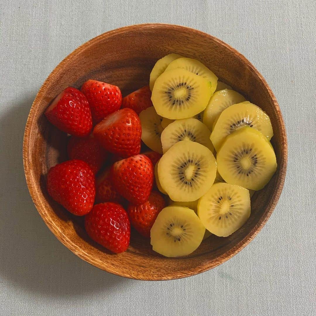 鈴木えりかのインスタグラム：「. 山盛り フルーツだいすき🍓🥝 . . . . #いちご #キウイ #フルーツ #🍓 #🥝 #おうち時間」