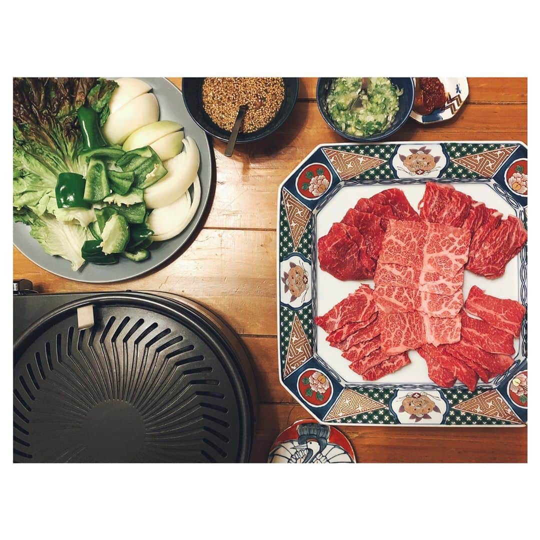 のインスタグラム：「夜は焼肉  今日の焼肉のたれは 松作  ハチミツとニンニクが沢山🐝🧄 凄く美味しいたれでした🧸  #松飯」