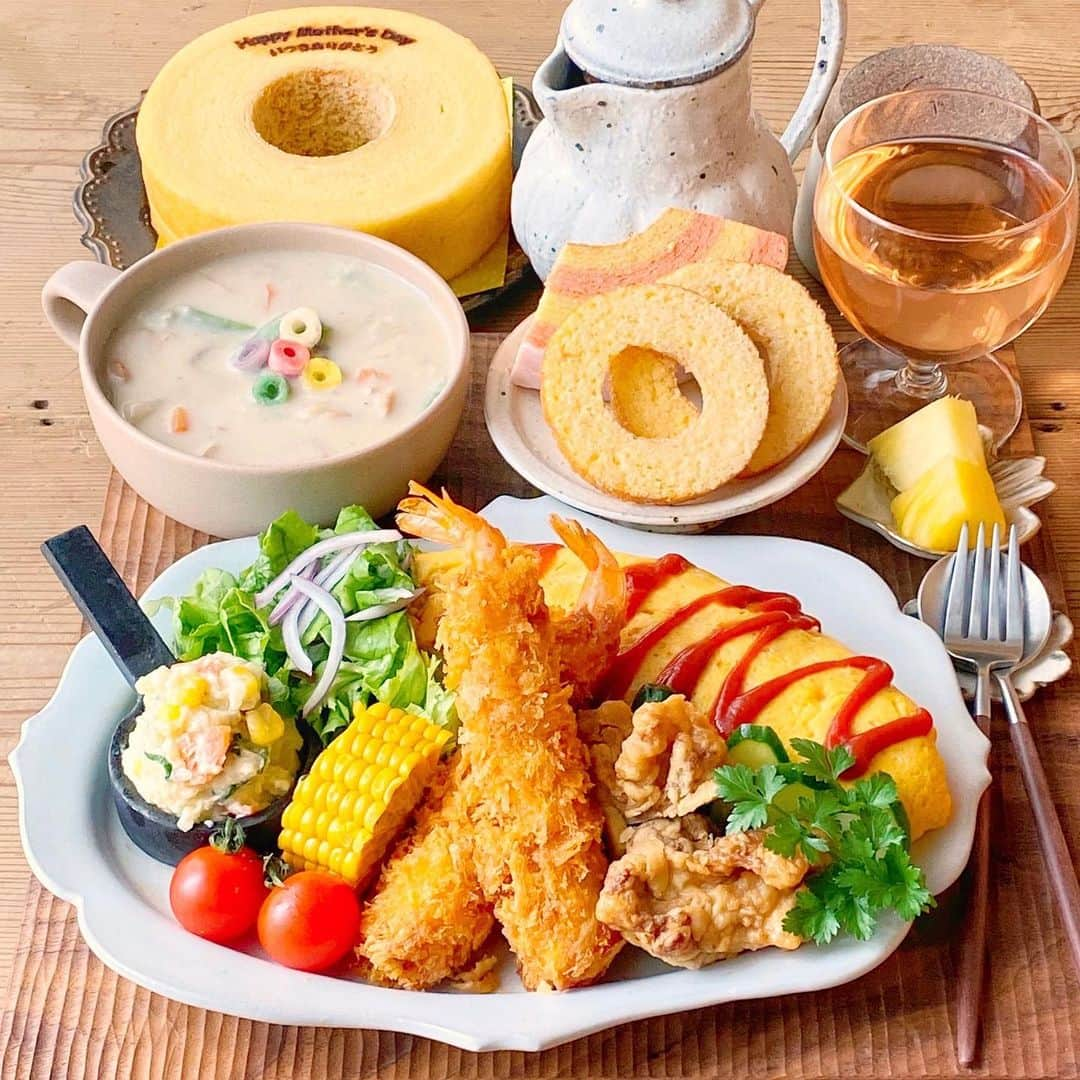 ひろσ(´～｀*)さんのインスタグラム写真 - (ひろσ(´～｀*)Instagram)「☆ オムライスプレート 🍴オムライス 🍴唐揚げ 🍴エビフライ 🍴ポテトサラダ 🍴クラムチャウダー 🍴梅ジュース 🍴パイナップル 🍴バウムクーヘン ． ． 先日のおうちランチでこんばんは😄 久しぶりのオムライスに エビフライと唐揚げをつけて オムライス プレートに🥰 クラムチャウダー 具が沈んでしまいましたが😂 美味しくいただきました👍🏻 ． ． ここのところ偏頭痛と ←軽いのですが　 久々でしかもぐずぐず💦 野暮用に振り回されております🙇🏻‍♀️ お返事滞っていてすみません🙏🏻 ぼちぼち行かせてくださいね☺️🙈 ・・・・・・・・・・・・・・・・・ ここより告知となります。 興味のある方はどうぞ😉 ． ． デザートのバウムクーヘンは よしやさんの　@bf_yoshiya  母の日ギフト3点セット🎁 焼印入りプレーンに いちごとプレーンのカットバウム、 ミニラスクが入ってます😄 専用ボックスに母の日用帯付き✨ メッセージカードも お願いできるそうですよ😉 詳しくはよしやさんでどうぞ💕 ． ． ・・・・・・・・・・・・・・・・・ #常備菜#作り置き #つくりおき#フーディーテーブル#igersjp#おひるごはん#ごはん#おうちごはん#おうちカフェ #iegohanphoto#wp_deli_japan#器#器好き#うつわ#うつわ好き#こないだのごはんシリーズ#タベリー#手作りごはん#マカロニメイト#昼ごはん#お昼ご飯#てづくりごはん365#オムライス #広瀬佳子#清岡幸道 #ランチ#lunch#おうち時間 #コロナに負けるな #うちで過ごそう」4月23日 22時46分 - hiro71111