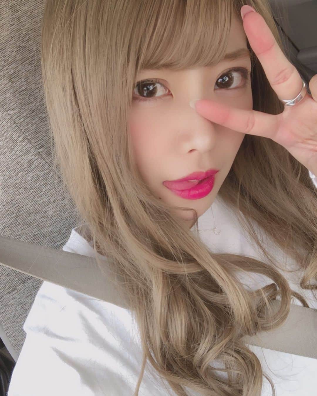 EON（梶野恵園）のインスタグラム：「この髪色って何色ですか？﻿ 💁？ ﻿ ﻿」