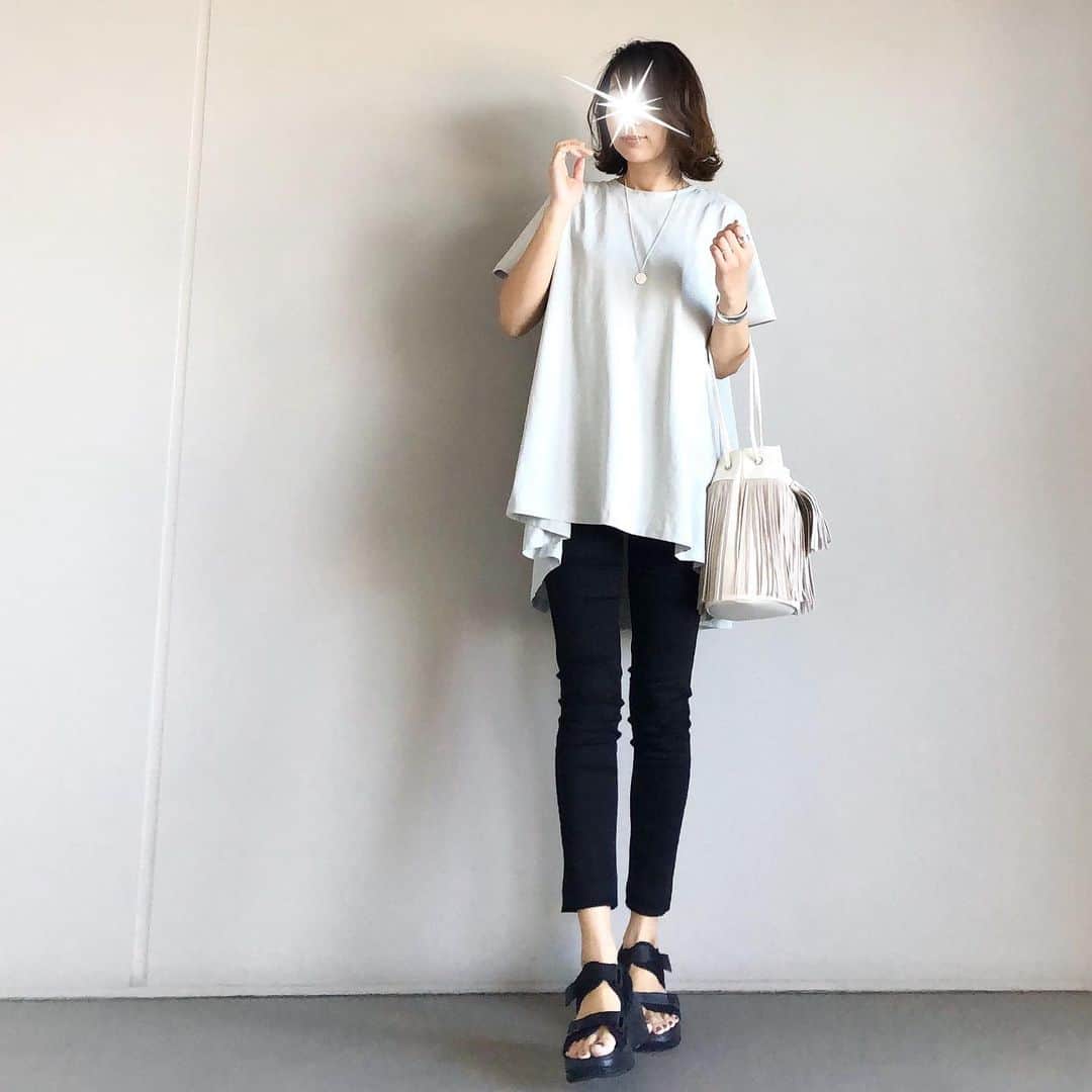 yu-coのインスタグラム：「昨日の#code ・ ・ おうちコーデにピッタリなロングT♡ ・ ・ バッグフレアが可愛すぎる…ˊᵕˋ♡ ・ ・ tops: @titivatejp  bottom: @uniqlo  bag: @urs_official  shoes: @donobanweb ・ ・ ⑅⃝詳しくはblogでご紹介しています → https://ameblo.jp/mainichi-okaimonobiyori ┈┈┈┈┈┈┈┈┈┈┈┈┈┈┈┈ #先日のコーデ #ママコーデ #きれいめカジュアル #大人カジュアルコーデ  #rakutenfashion #donoban #titivate #titivatestyle」