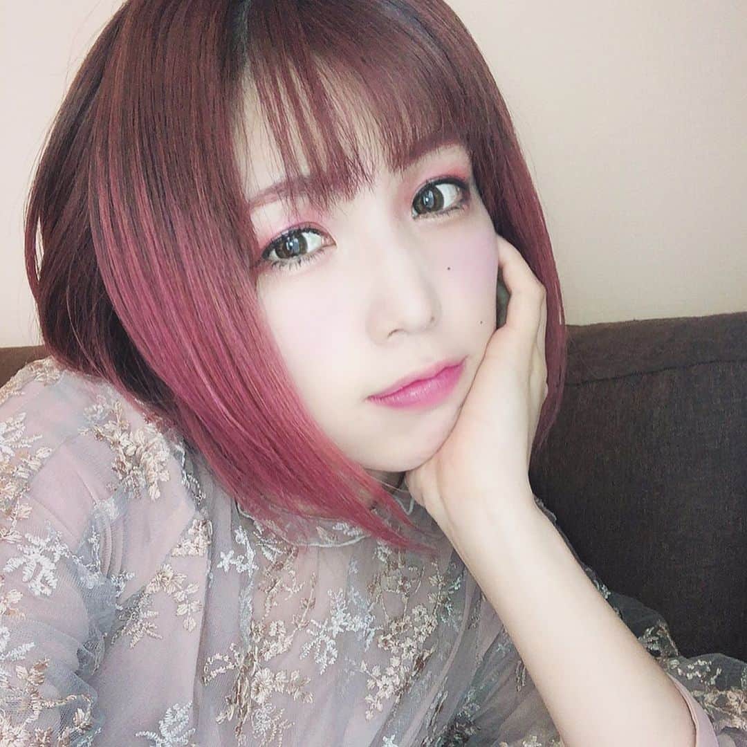 のインスタグラム：「可愛いと綺麗で揺れる女性でありたい. どっちも言われたいなんて欲張りだろうけどおんなのこは欲張りなほど可愛いと思うのよね. . . #makeup #pinkhair #japanesegirl」